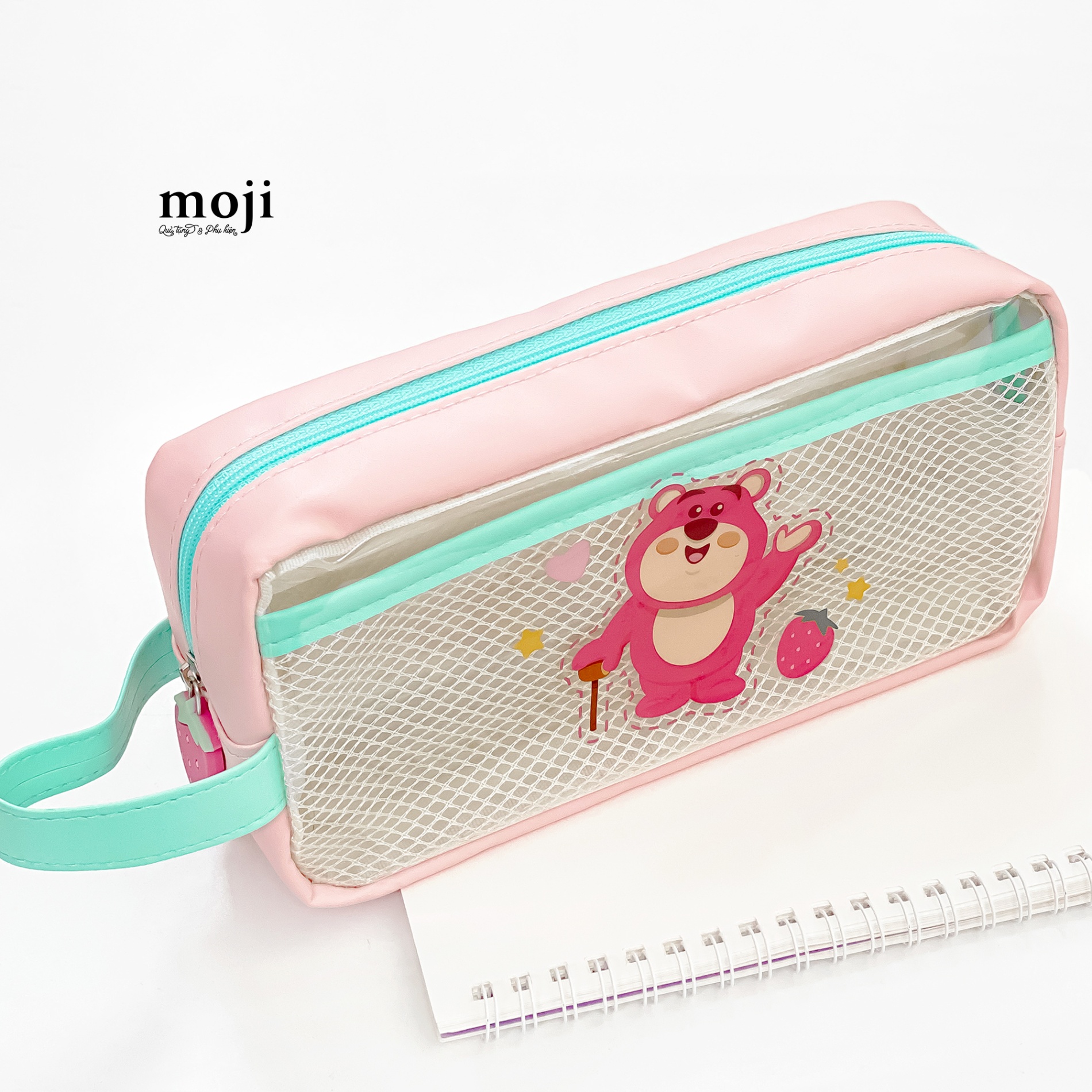Hộp bút lớn TS Gấu dâu Lotso đứng vẫy tay ngăn ngoài trong suốt 10x21