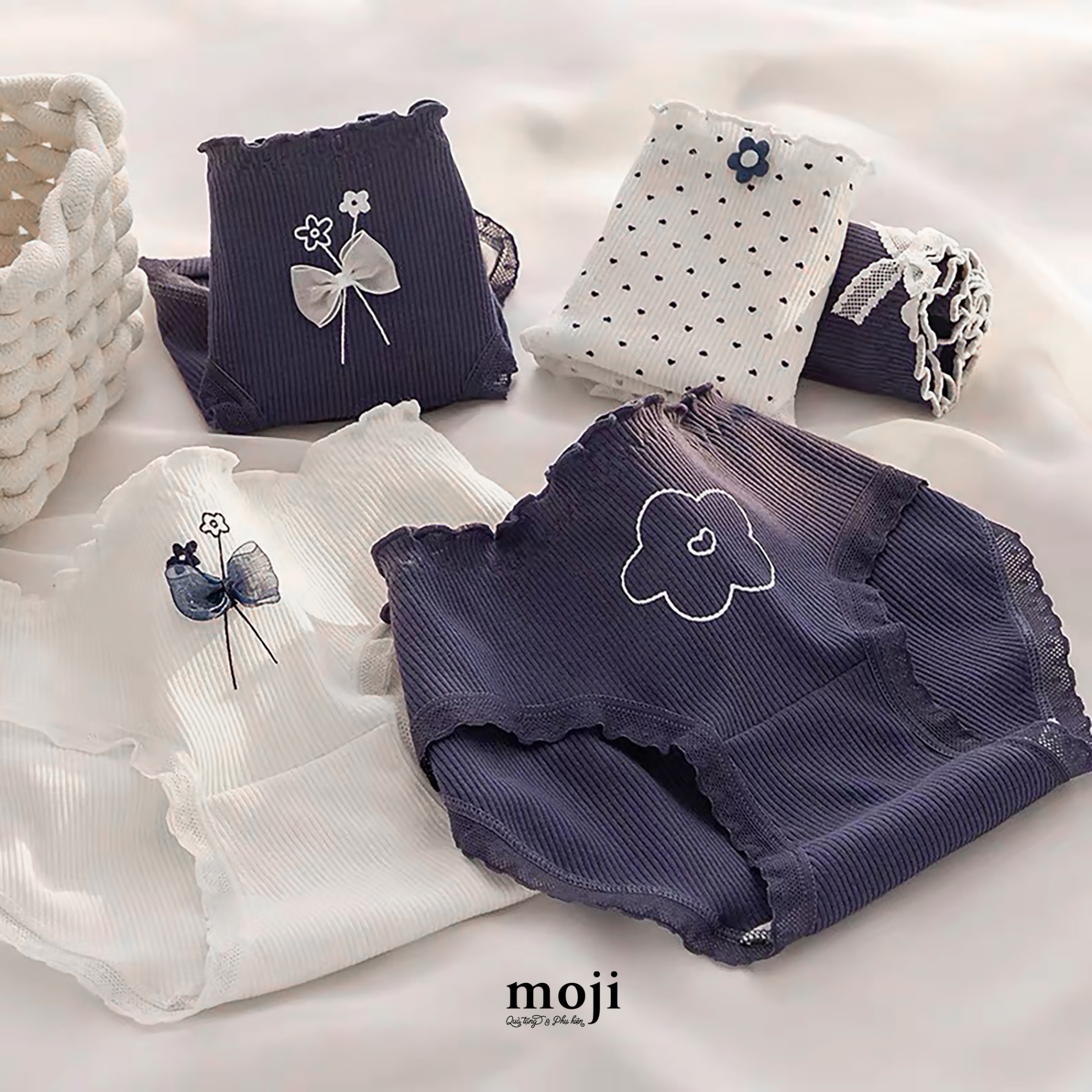 Quần chip MJ Flower heart bow straight line có viền