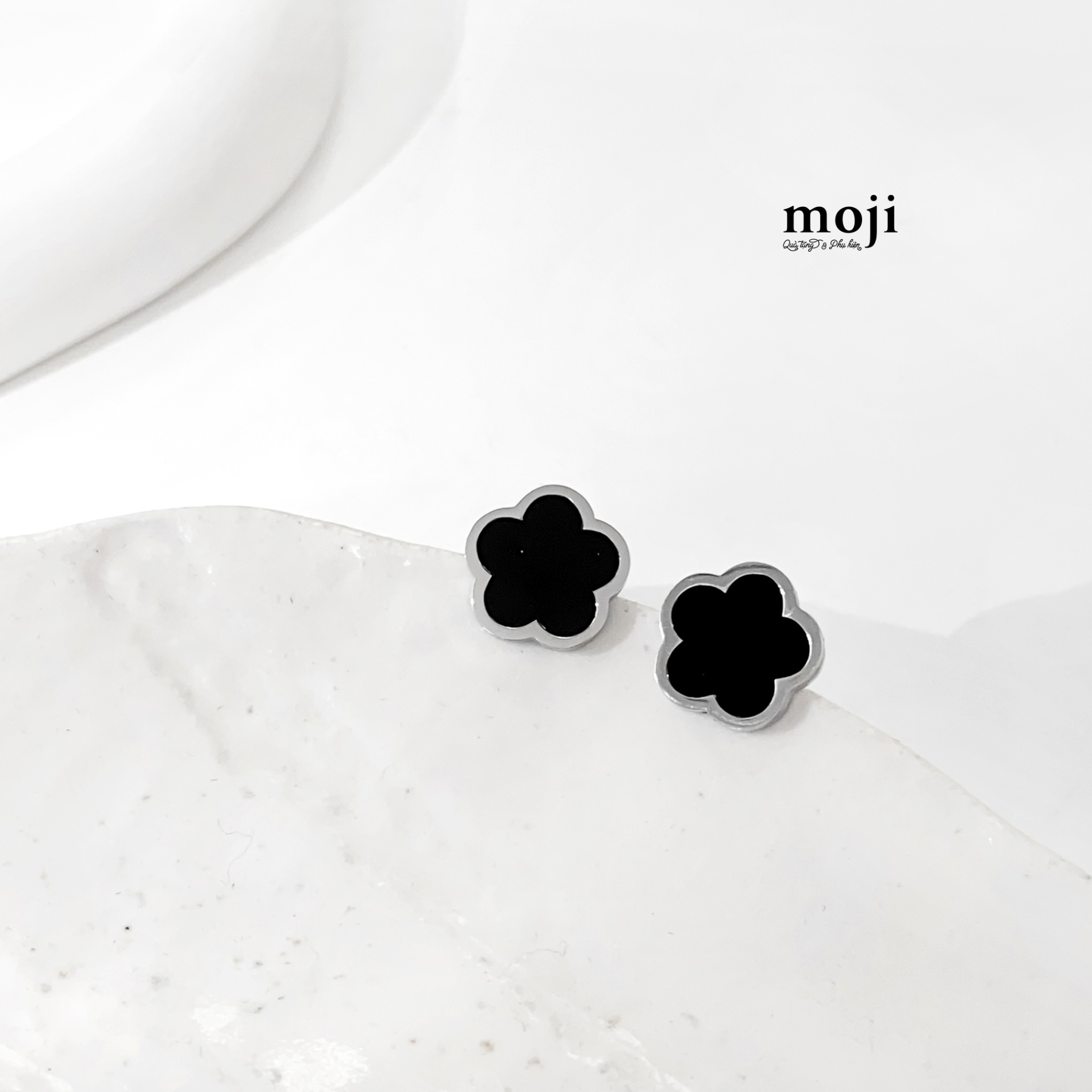 Khuyên tai mạ bạc Black flower