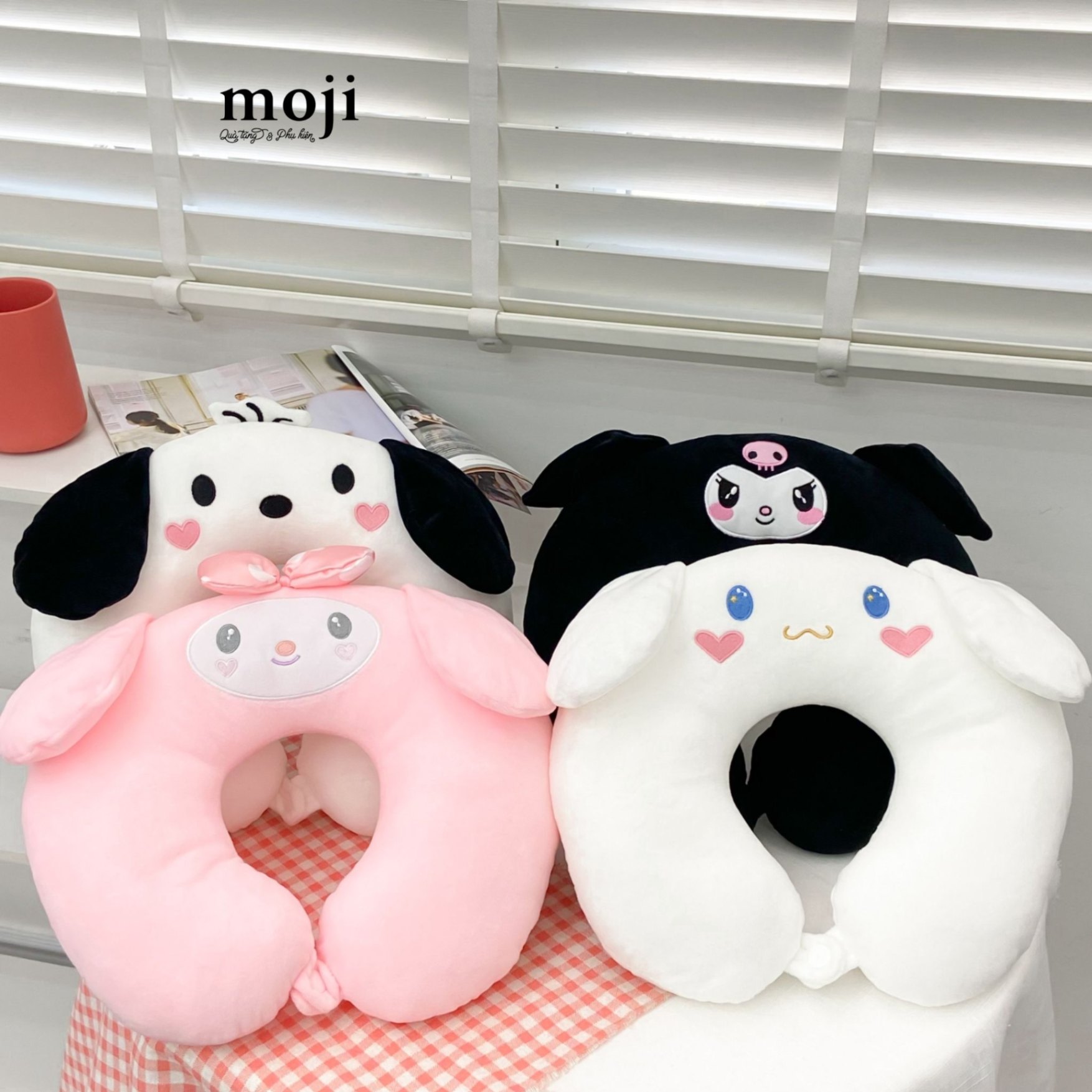 Gấu bông chữ U Sanrio family má hồng có tai