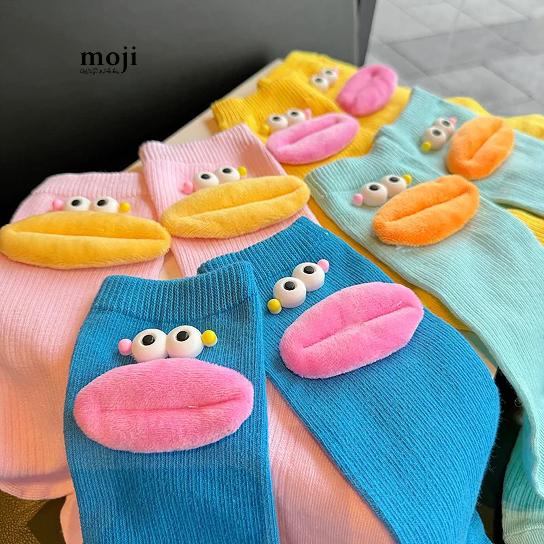 Tất vớ cổ cao Funny vibes môi dày nền màu