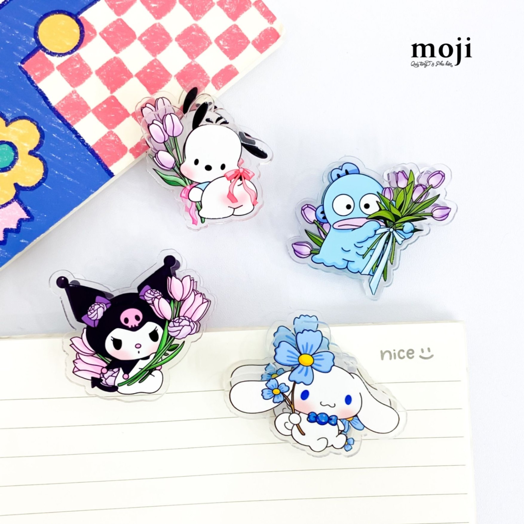 Kẹp tài liệu mini acrylic Sanrio family give you flower