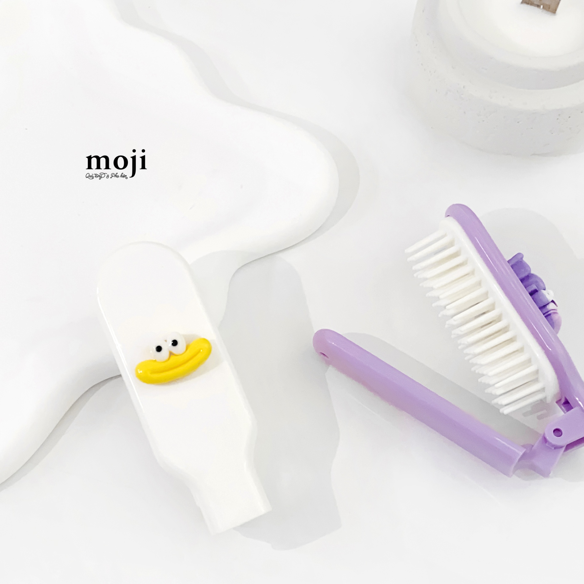 Lược gập nền màu kèm charm Funny vibes funny face môi dày