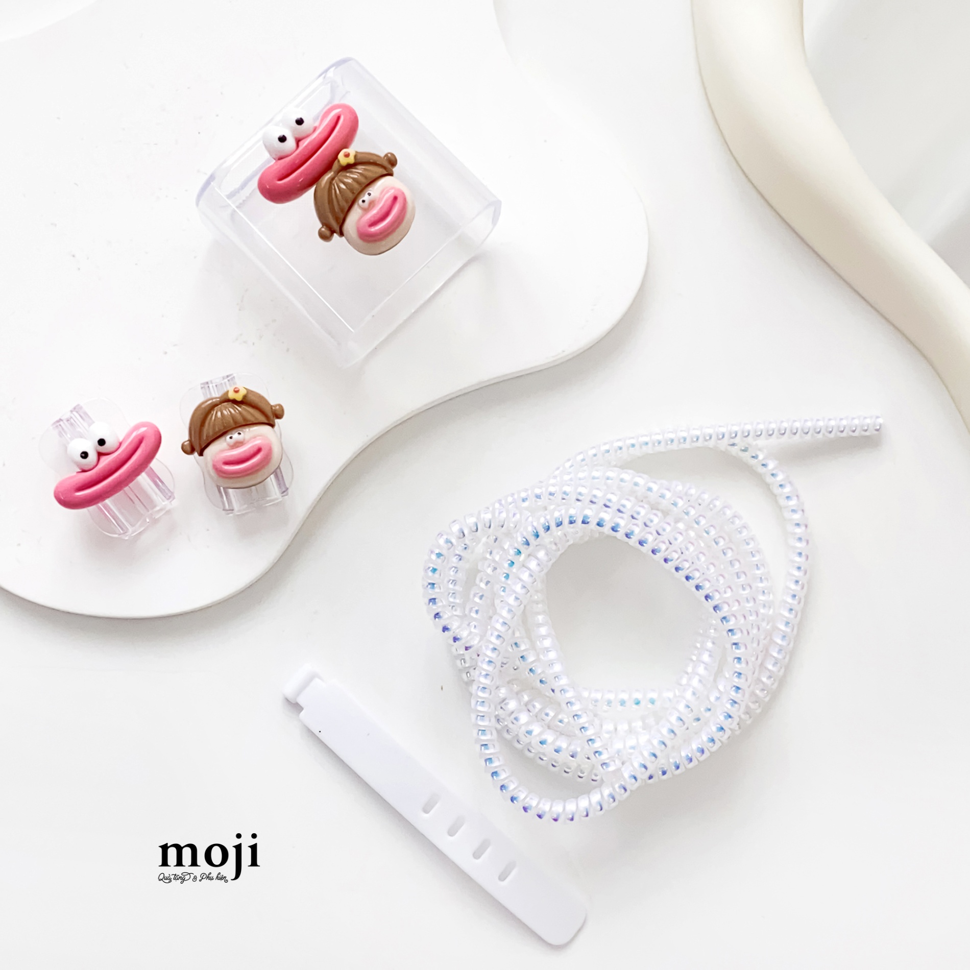 Bảo vệ củ sạc cáp sạc nhanh iPhone Funny vibes little girl flower môi dày