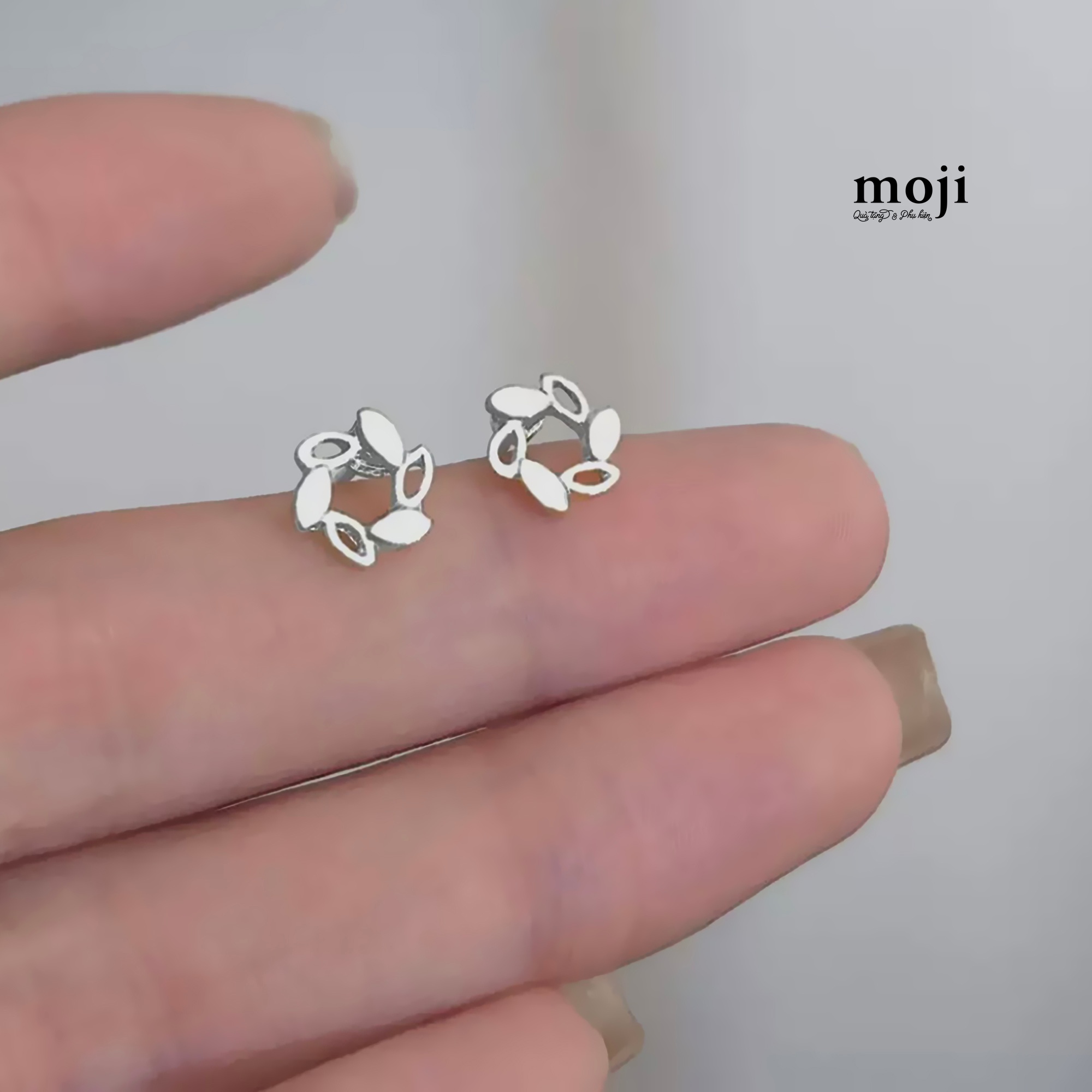 Khuyên tai mạ bạc Lá nhỏ vòng tròn
