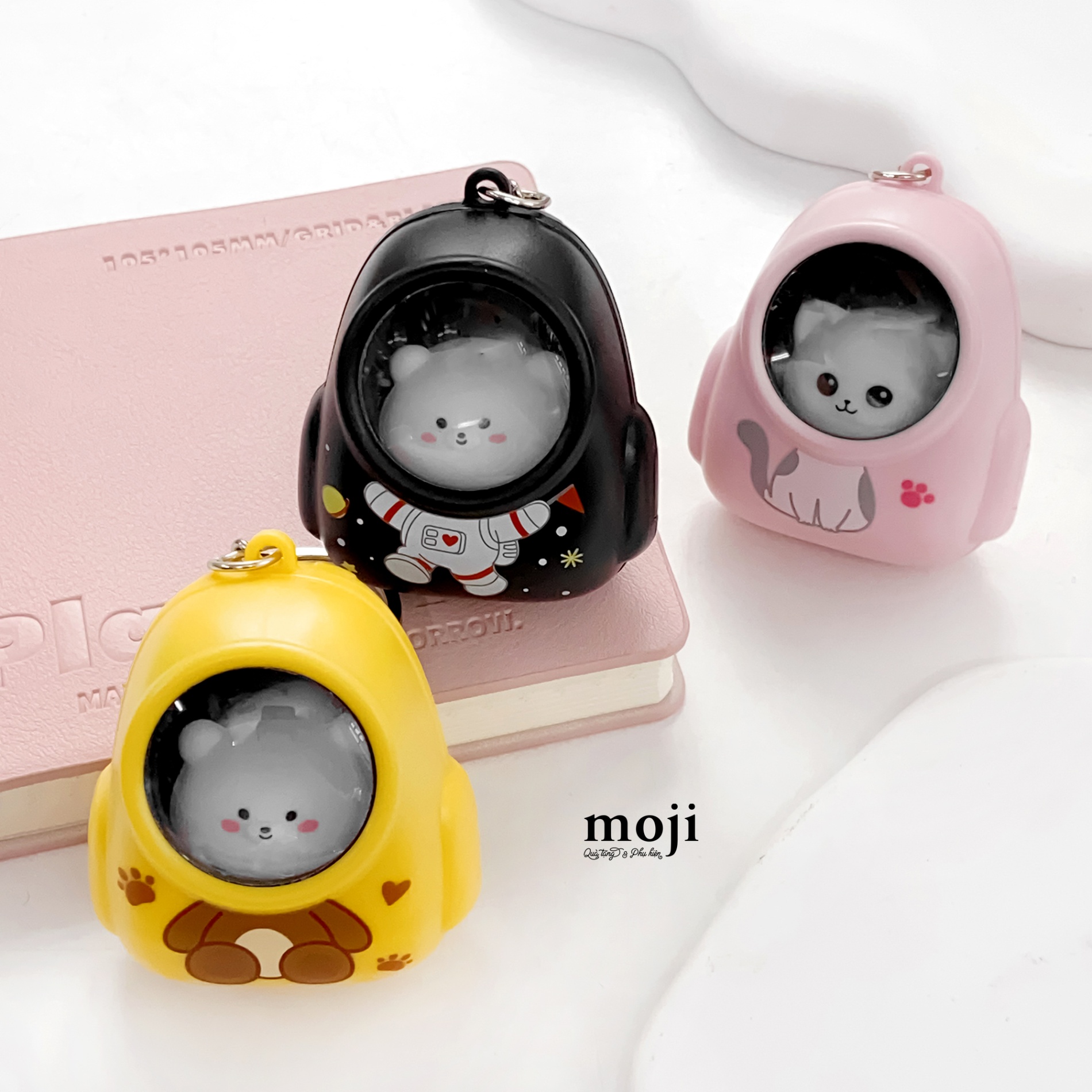Móc khóa đèn led Cute cat baby bear in the backpack bubble