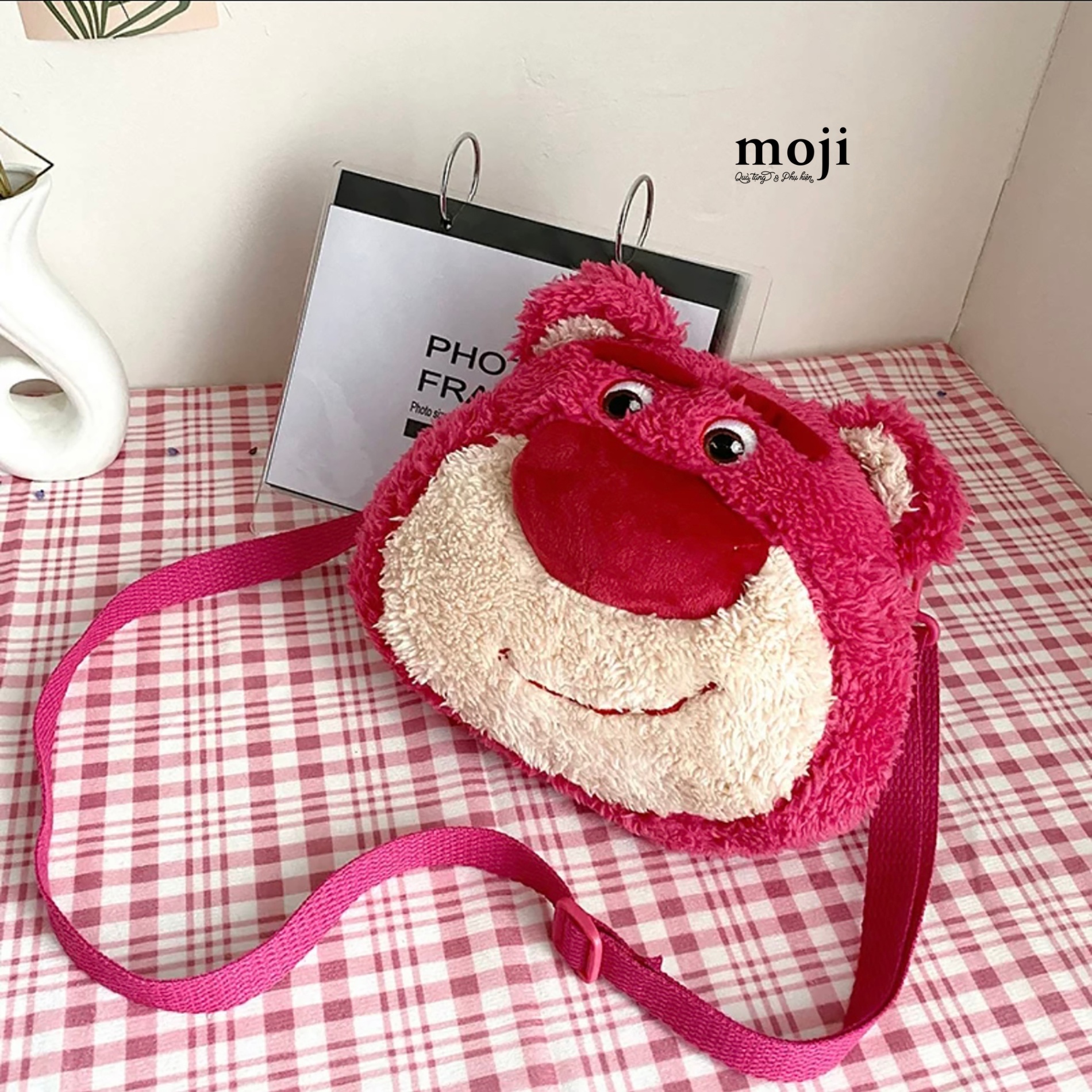 Túi đeo gấu bông TS Gấu dâu Lotso cute face có tai lông xù 9x18x22