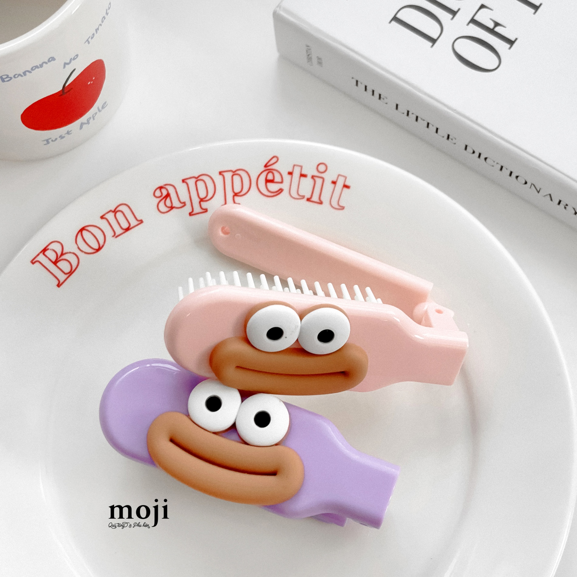 Lược gập Funny vibes big eyes môi dày nền màu