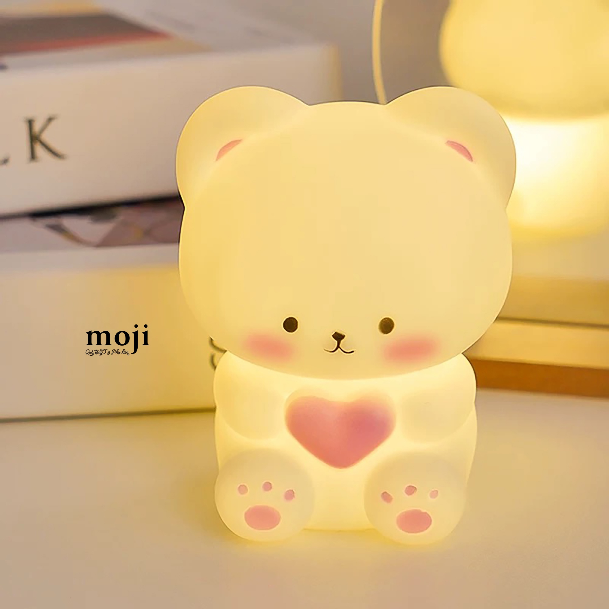 Đèn ngủ led Baby bear má hồng ôm trái tim dùng pin 7x9