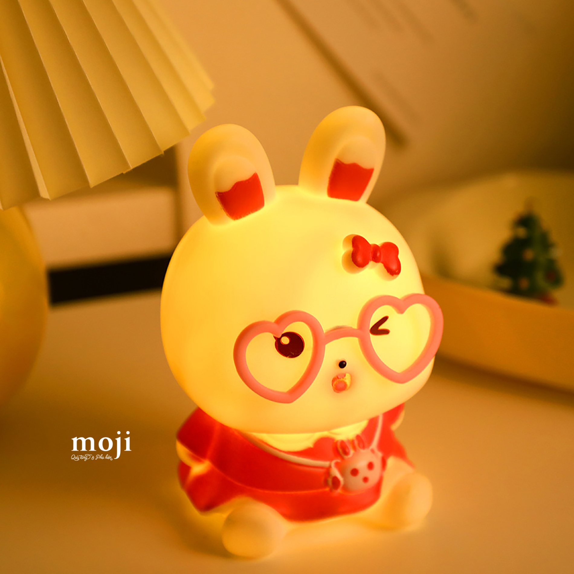 Đèn ngủ led Cute rabbit bow nơ nháy mắt đeo kính trái tim dùng pin 9x14