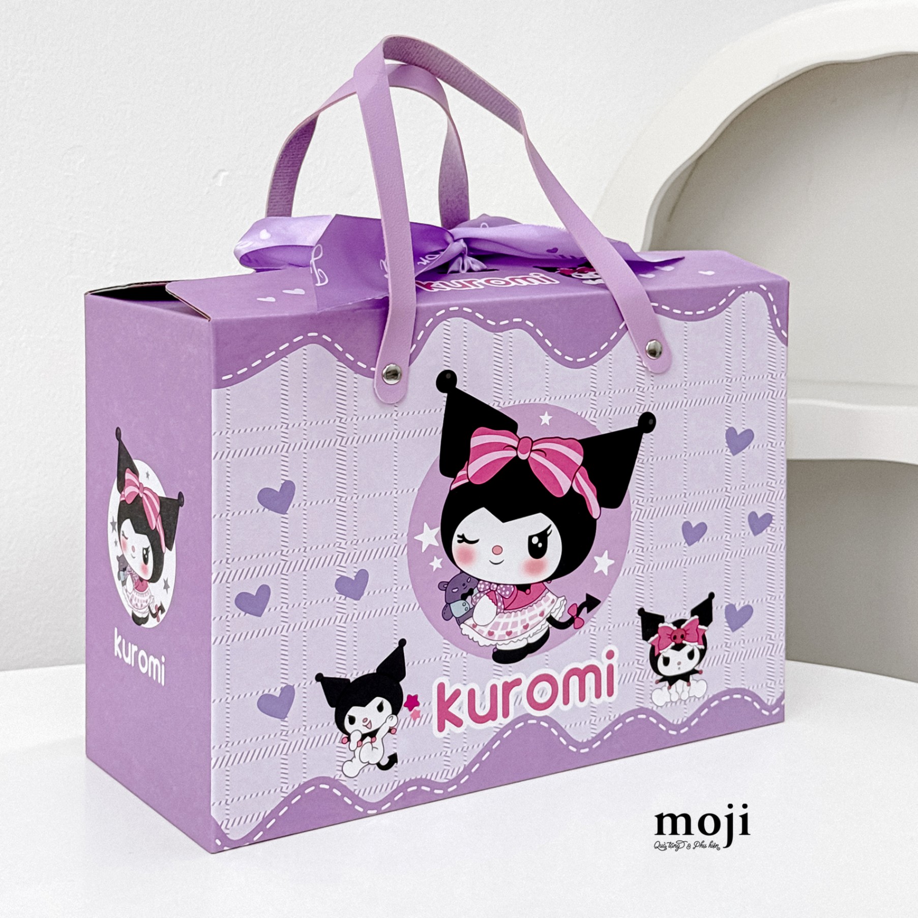 Hộp quà giấy gấp có quai Sanrio family Kuromi little heart nền kẻ ô ...