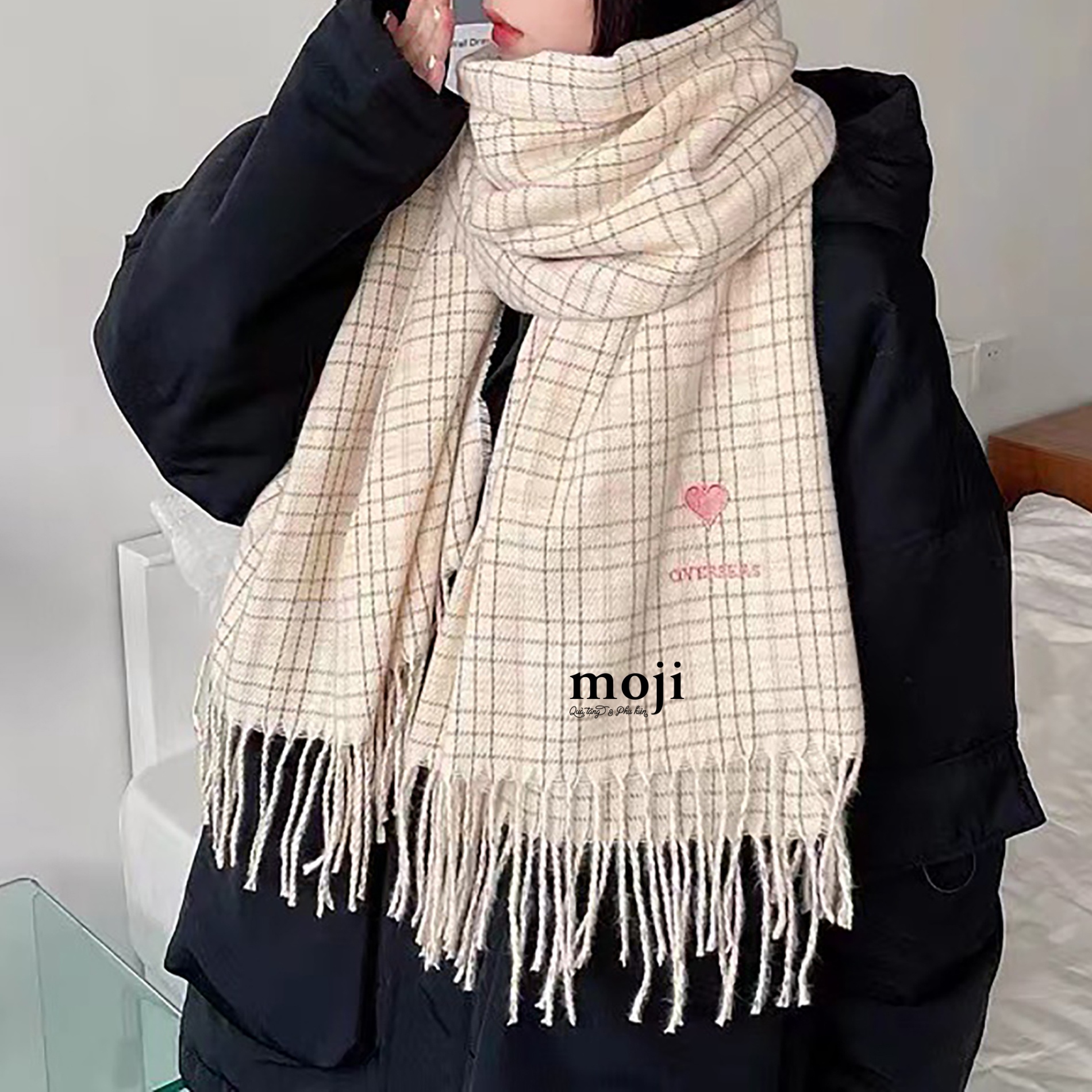 Khăn len Little heart nền kẻ ô tua rua 56x180