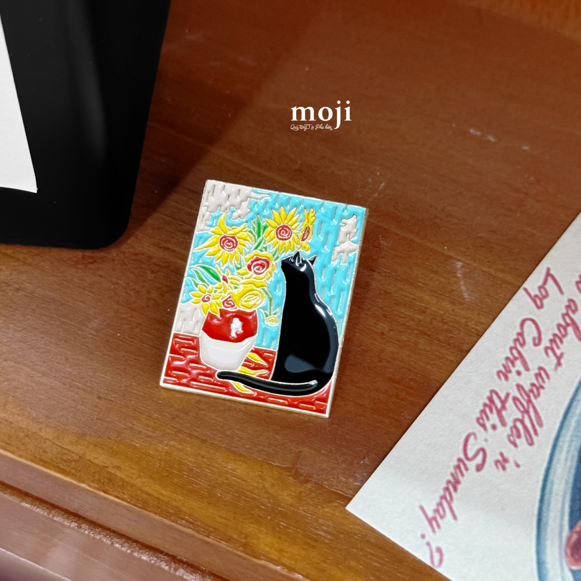 Huy hiệu pin Black cat mèo bên bình hoa
