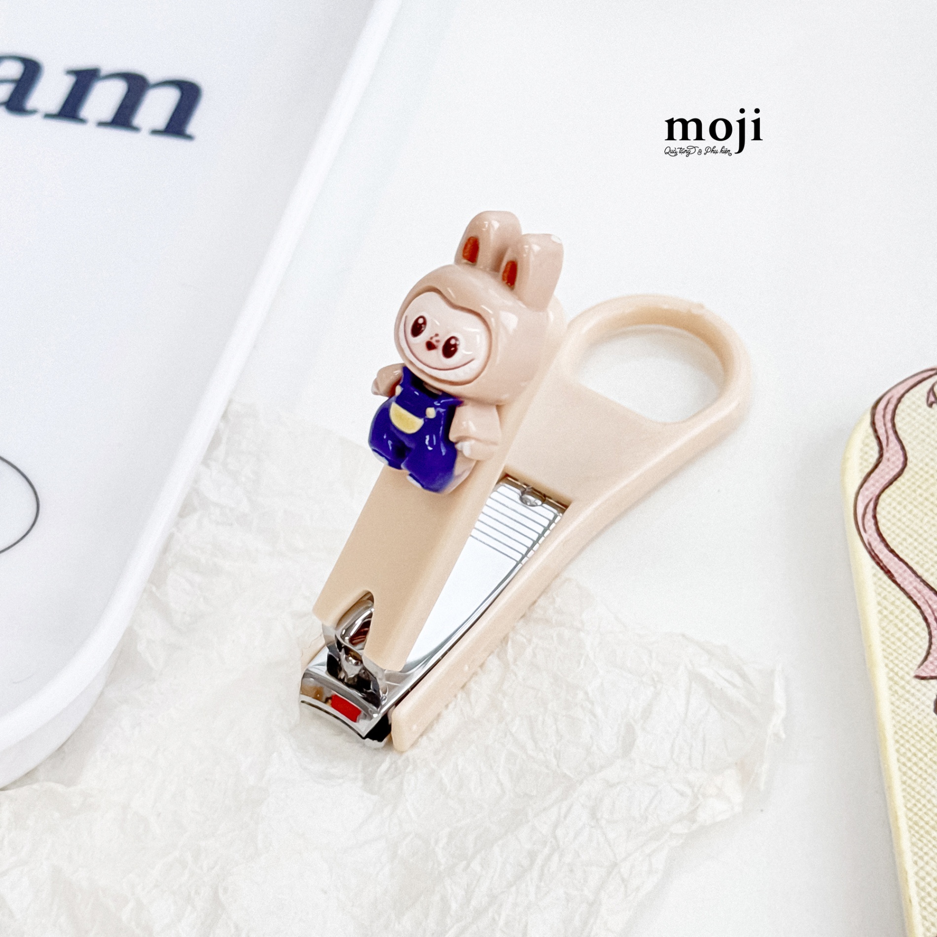 Bấm móng tay MJ unoff Labubu mặc yếm đứng