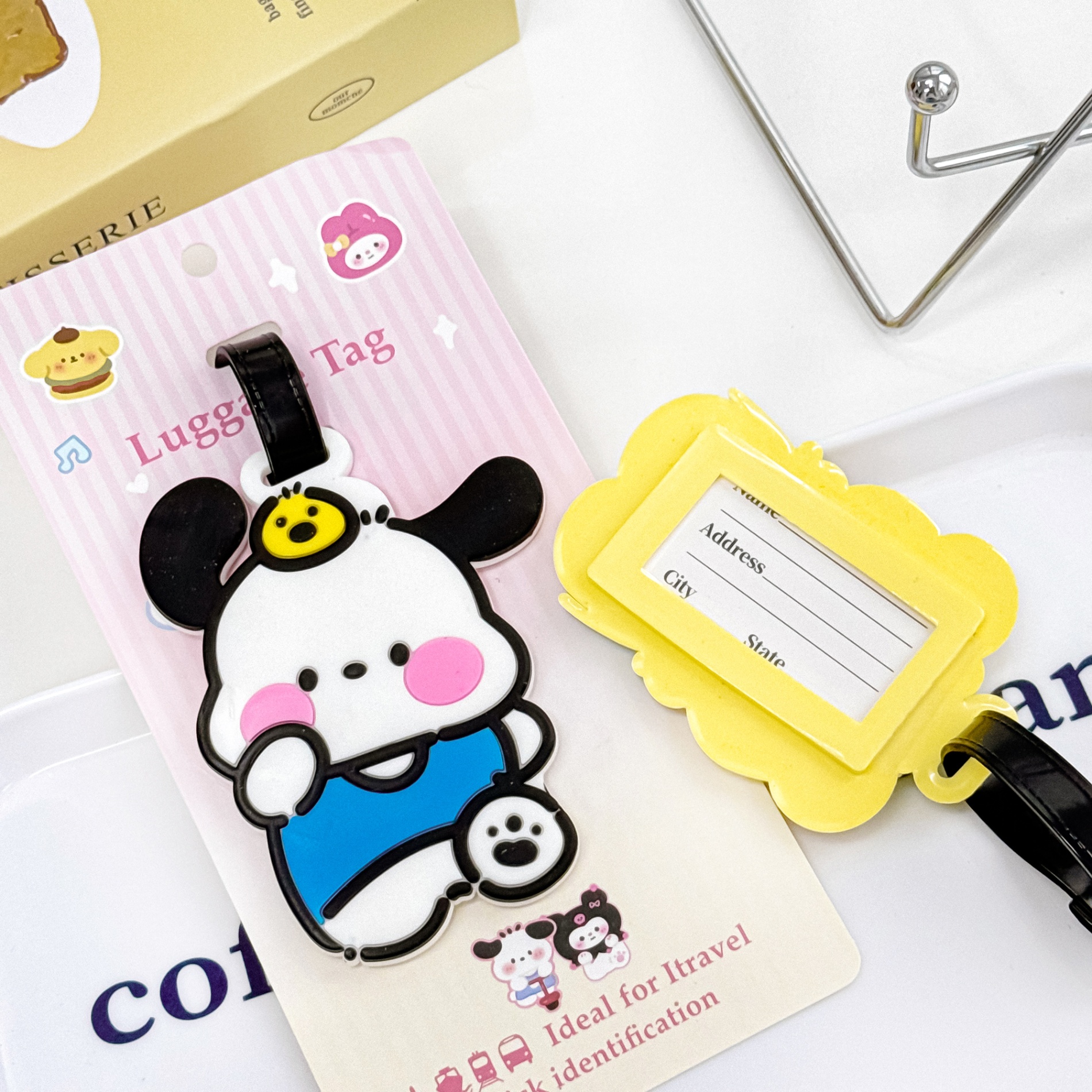 Luggage tag Sanrio family Pochacco bước đi