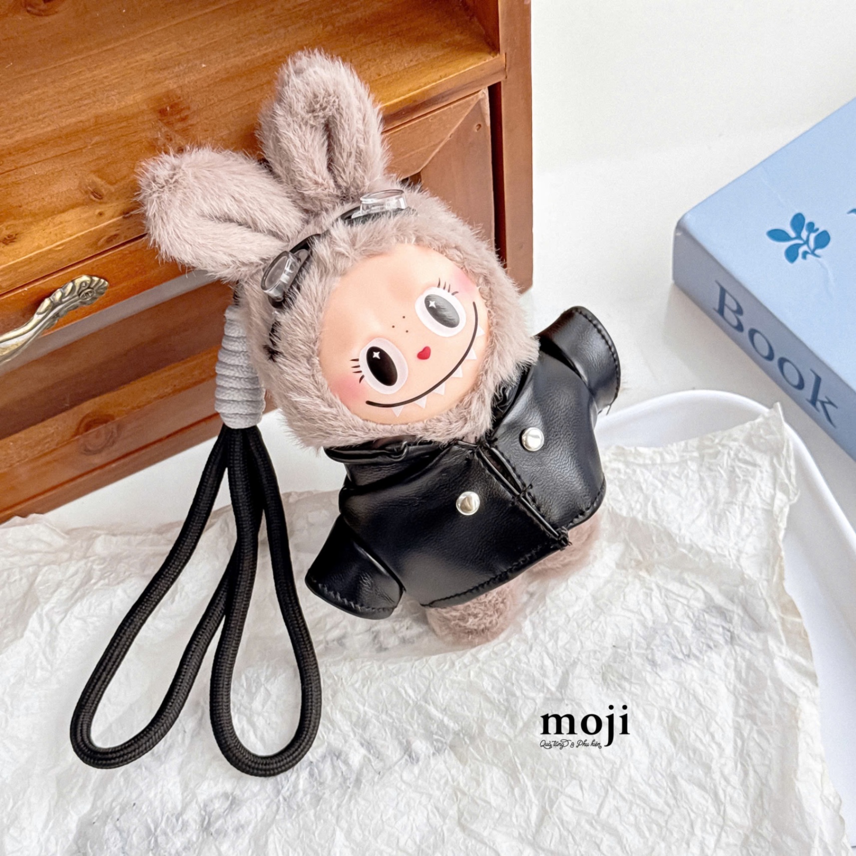 Móc khóa nhồi bông unoff Labubu áo da đeo kính