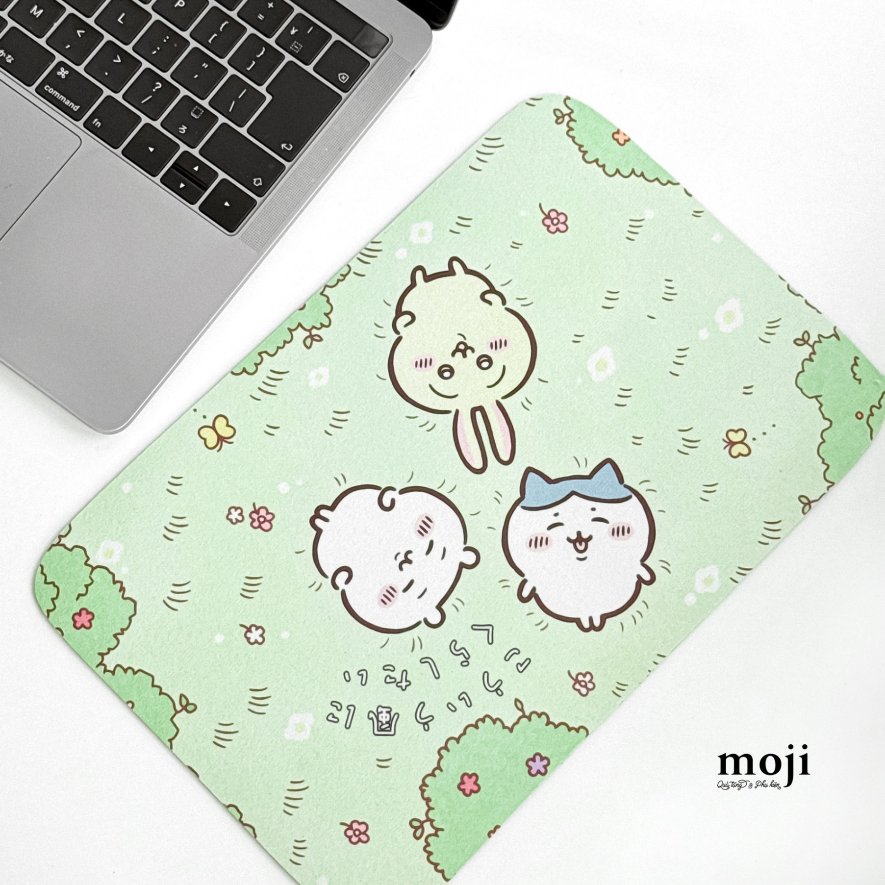 Lót chuột Chiikawa nằm trên cỏ xanh flower hoa nhỏ 20x30