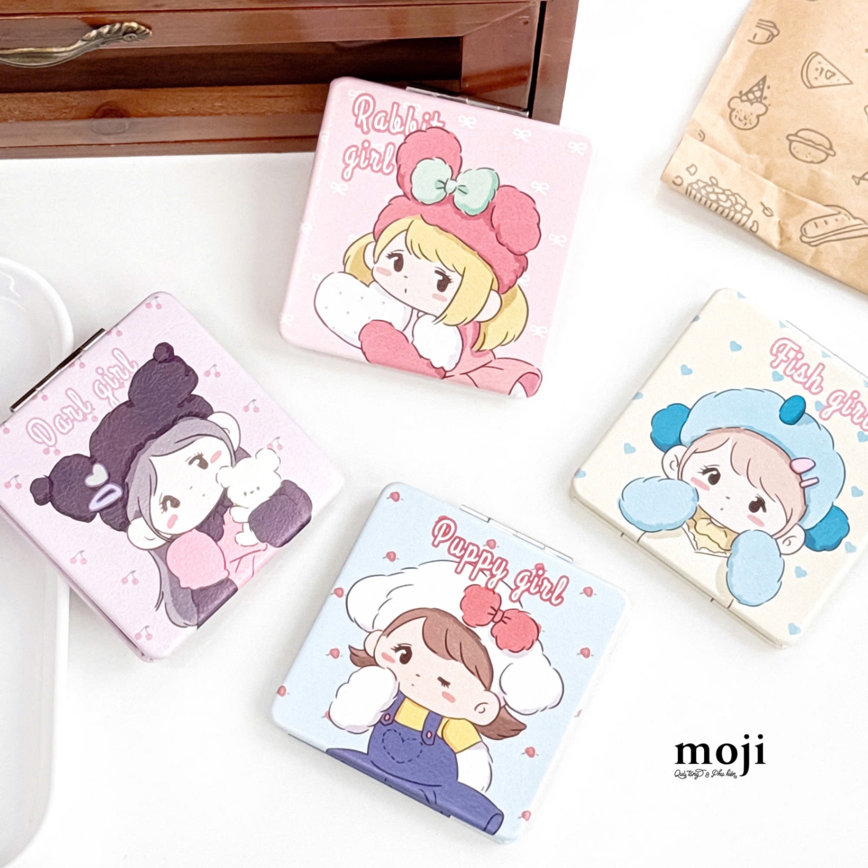 Gương gập vuông Little girl cosplay Sanrio family nền họa tiết 8x8