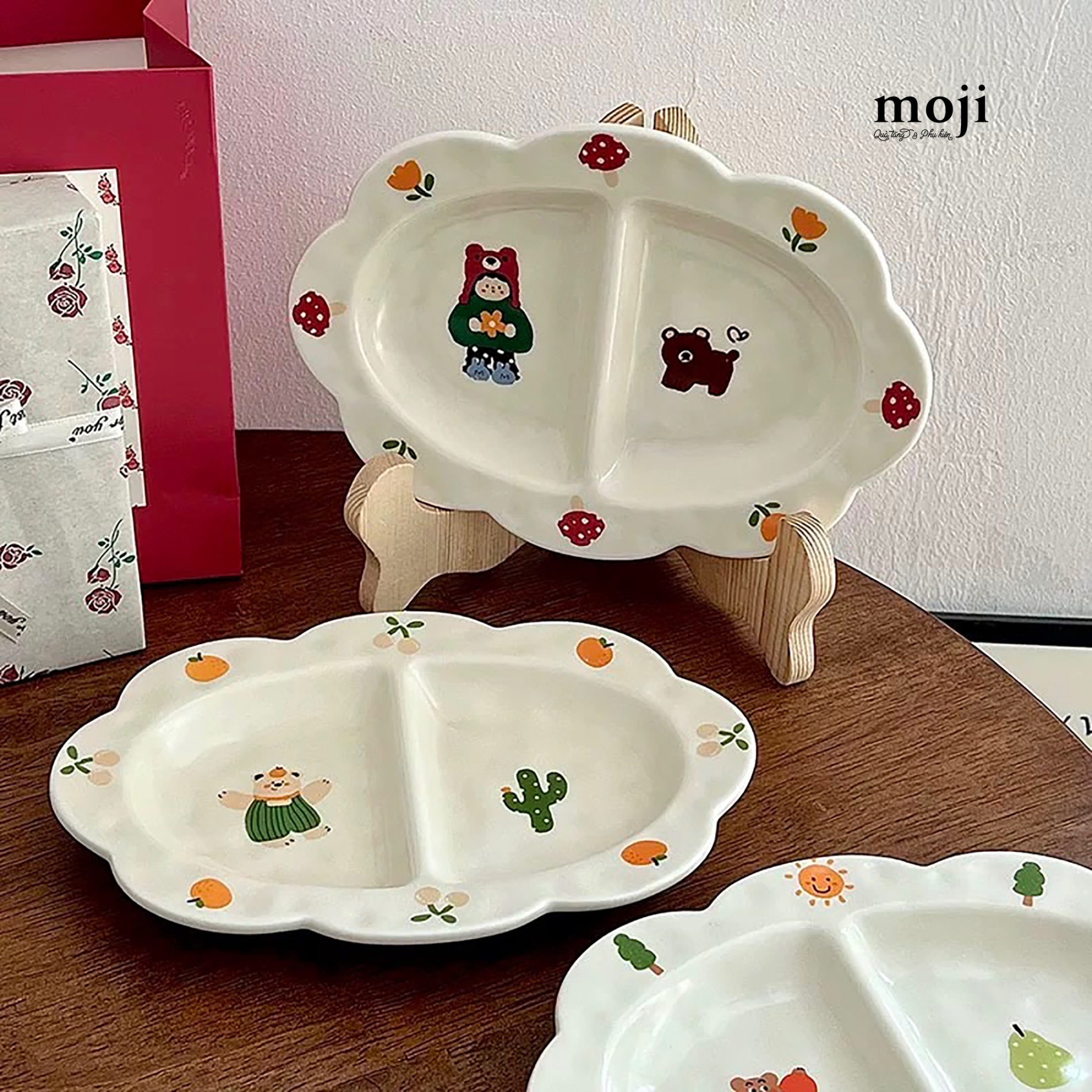 Đĩa gốm sứ Little girl baby bear flower 2 ngăn viền lượn sóng 14x20