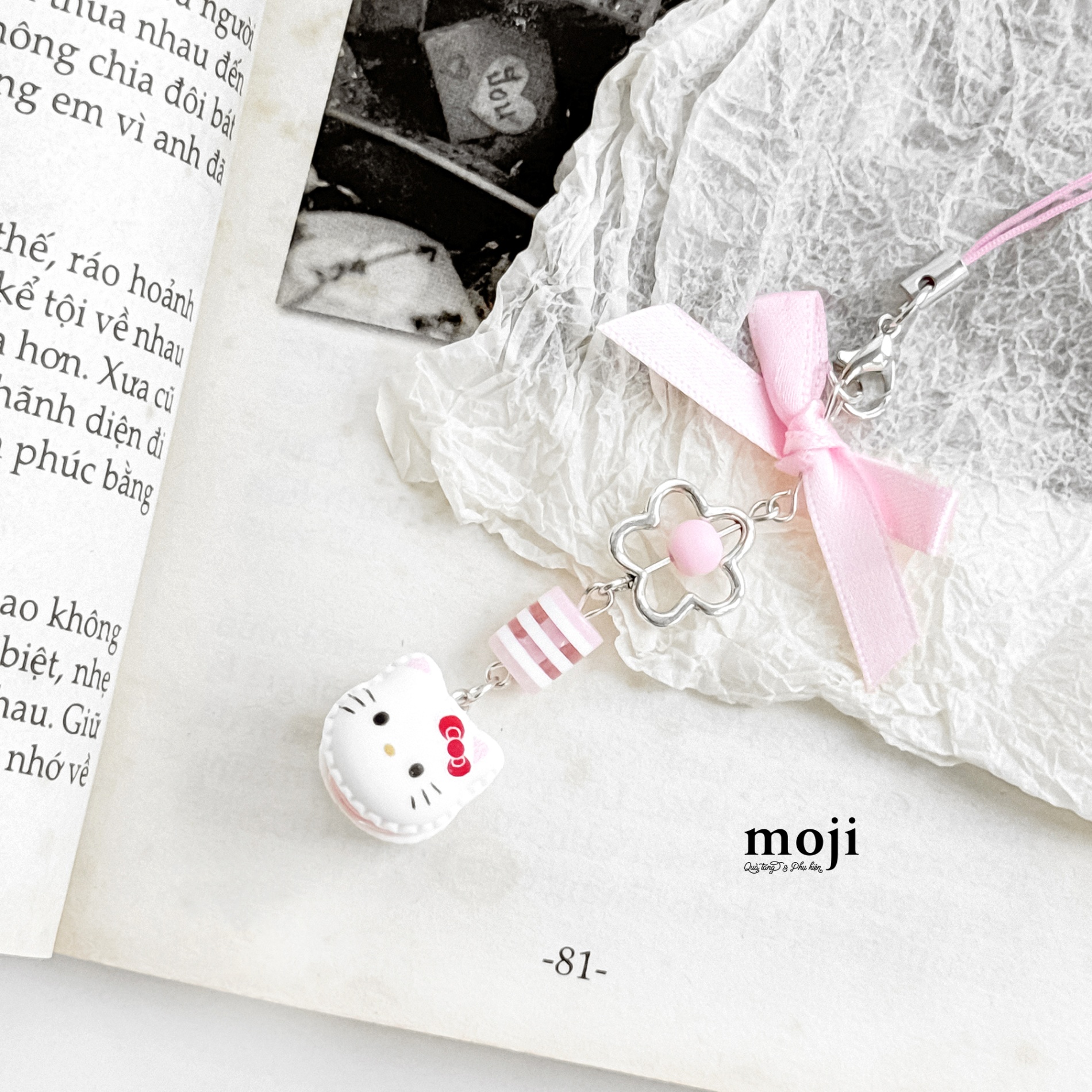 Móc đeo điện thoại Sanrio family Hello Kitty face macaron flower bow nơ