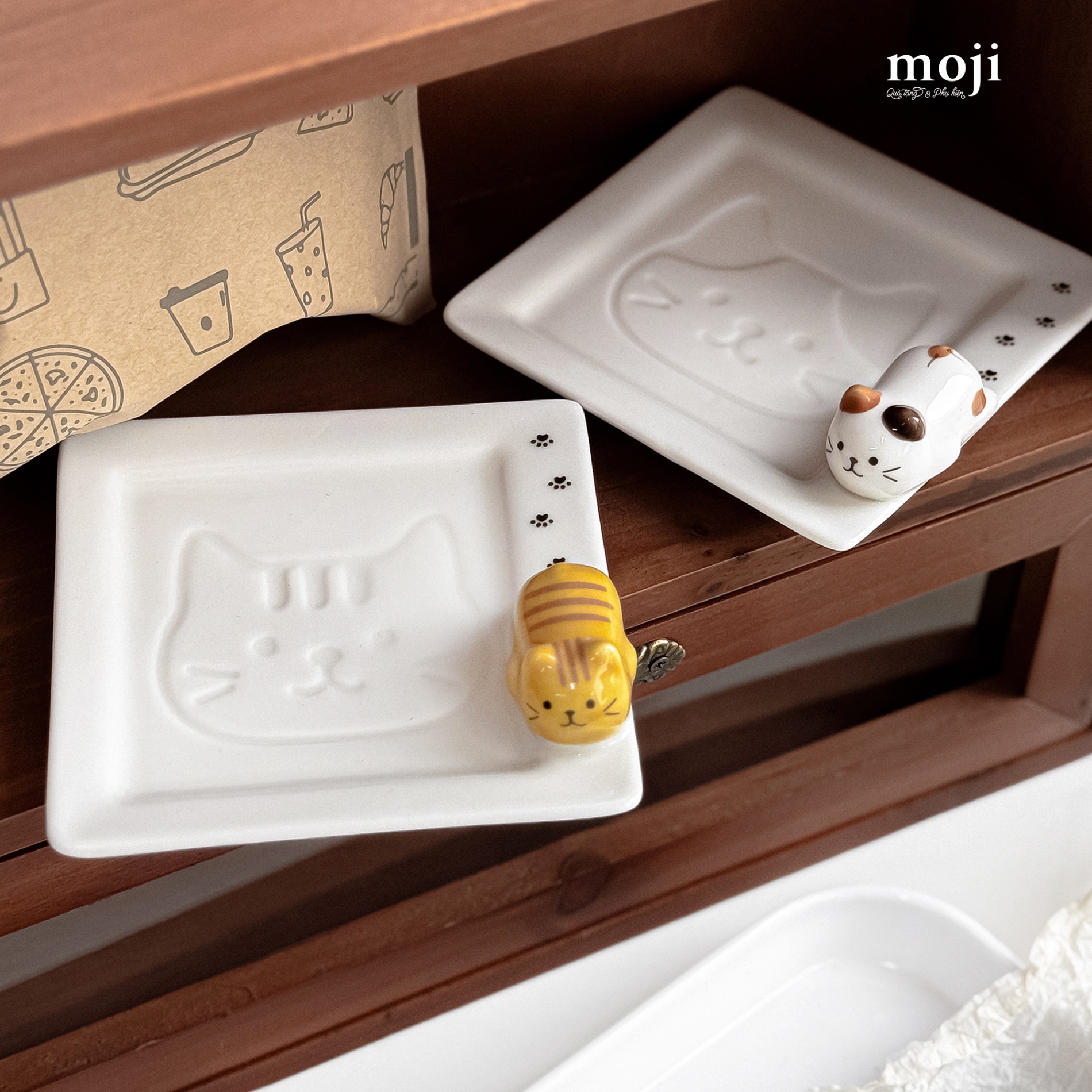 Đĩa gốm sứ mini Cute cat nằm nổi dáng vuông 9x9