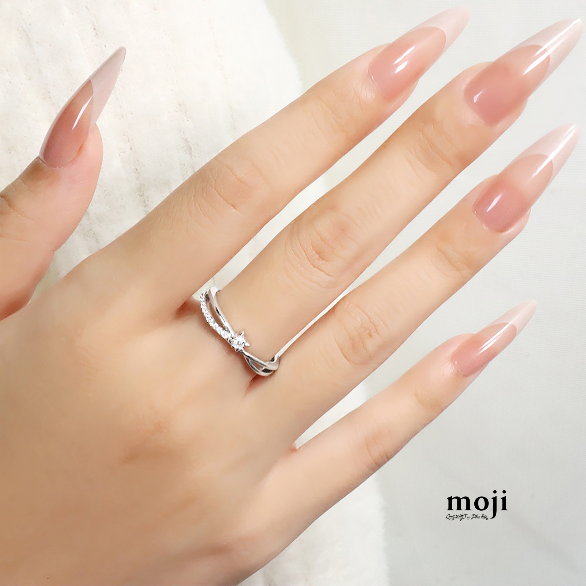 Nhẫn mạ bạc 1 phần đường xoắn đính đá