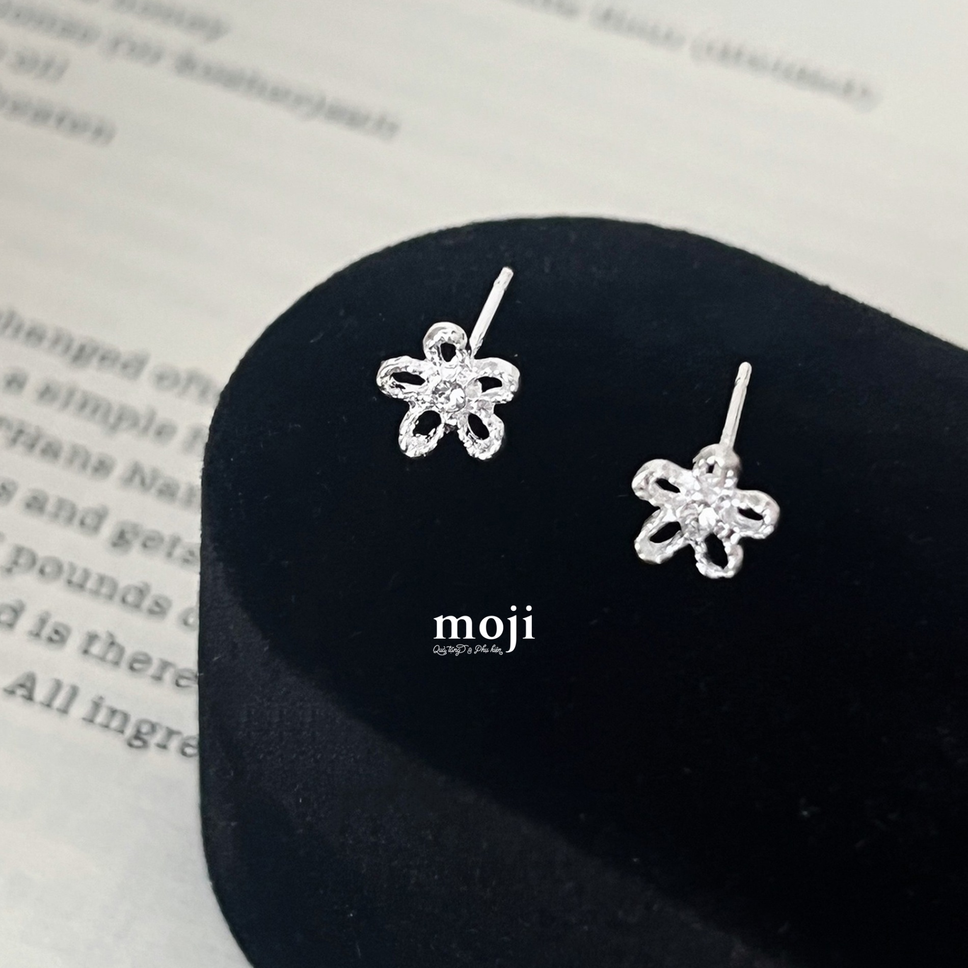 Khuyên tai mạ bạc Flower đính đá rough surface
