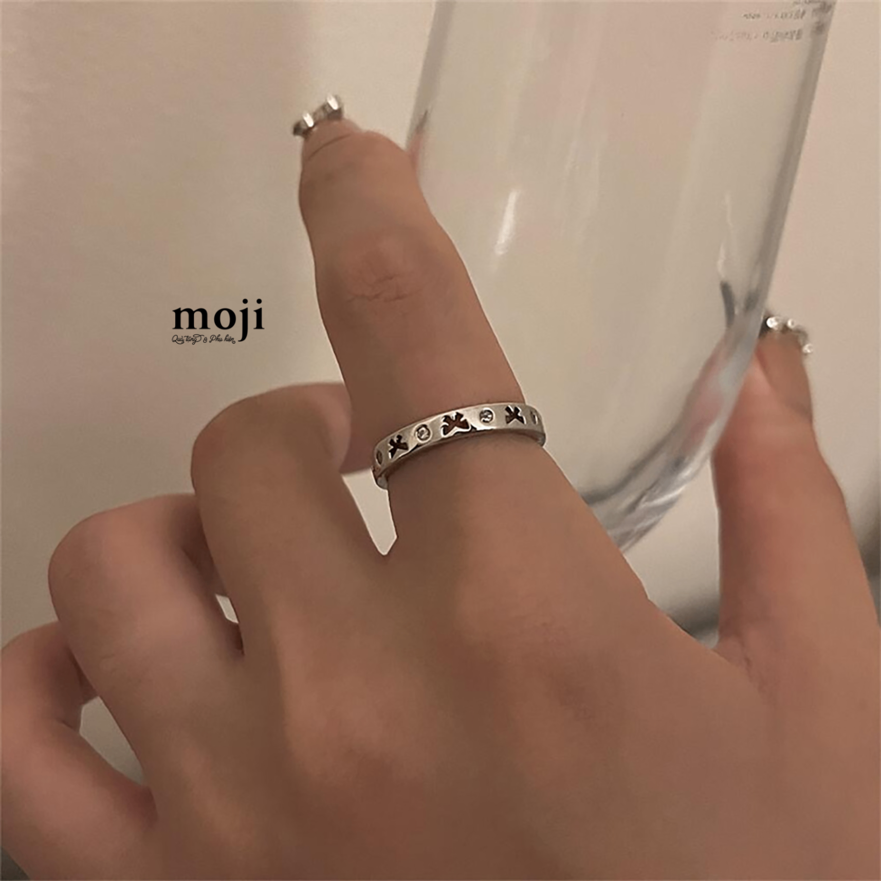 Nhẫn mạ bạc Bow nơ rỗng hình tròn đính đá