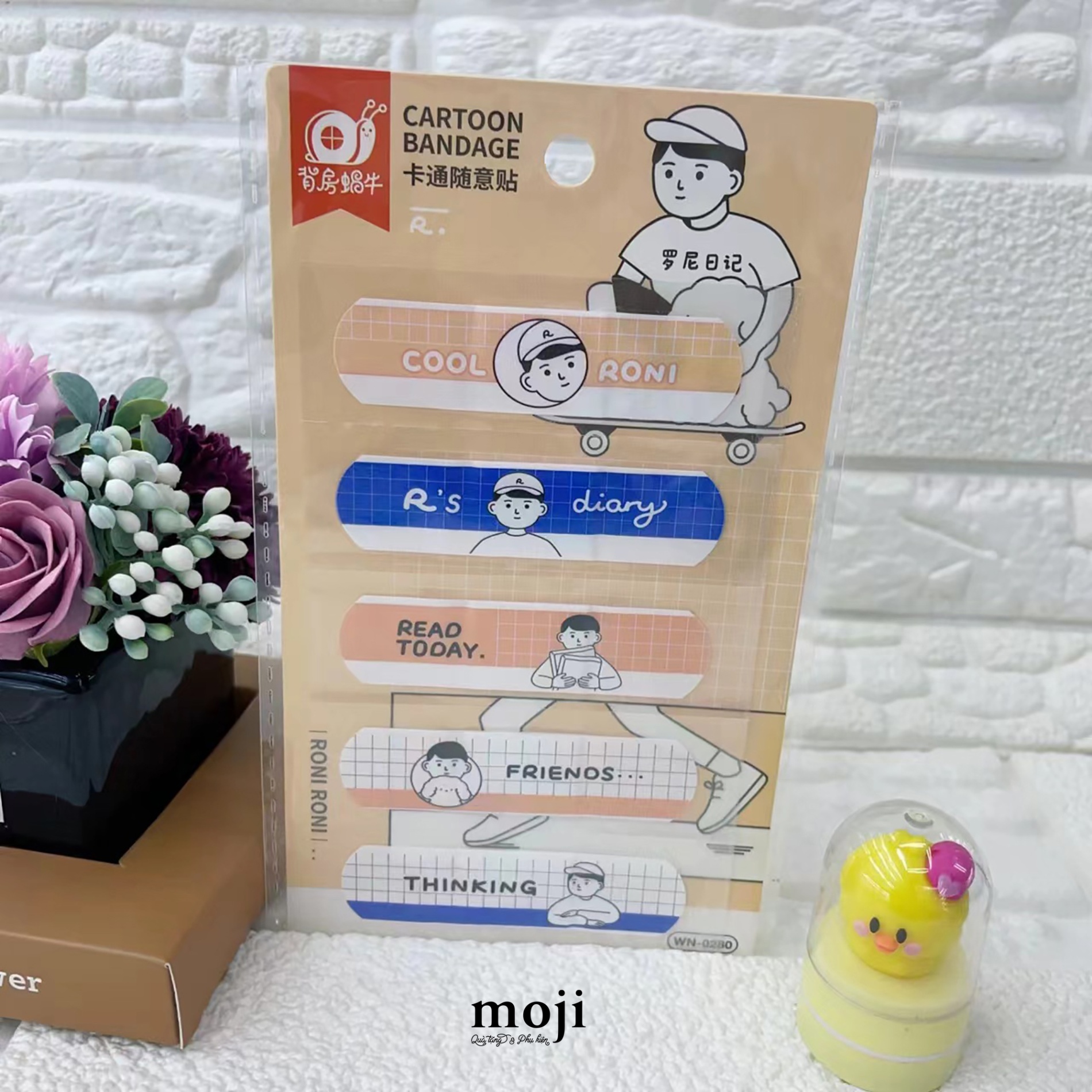 Băng dán cá nhân MJ Simple boy nền ô vuông