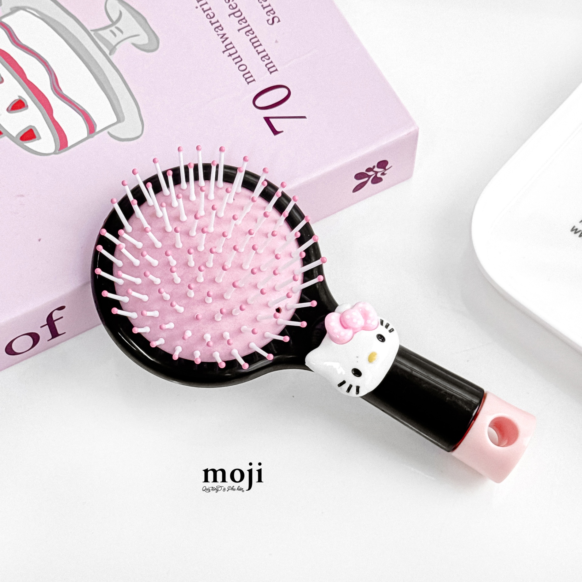 Lược đệm mát xa Basic kèm Sanrio family Hello Kitty face bow nơ