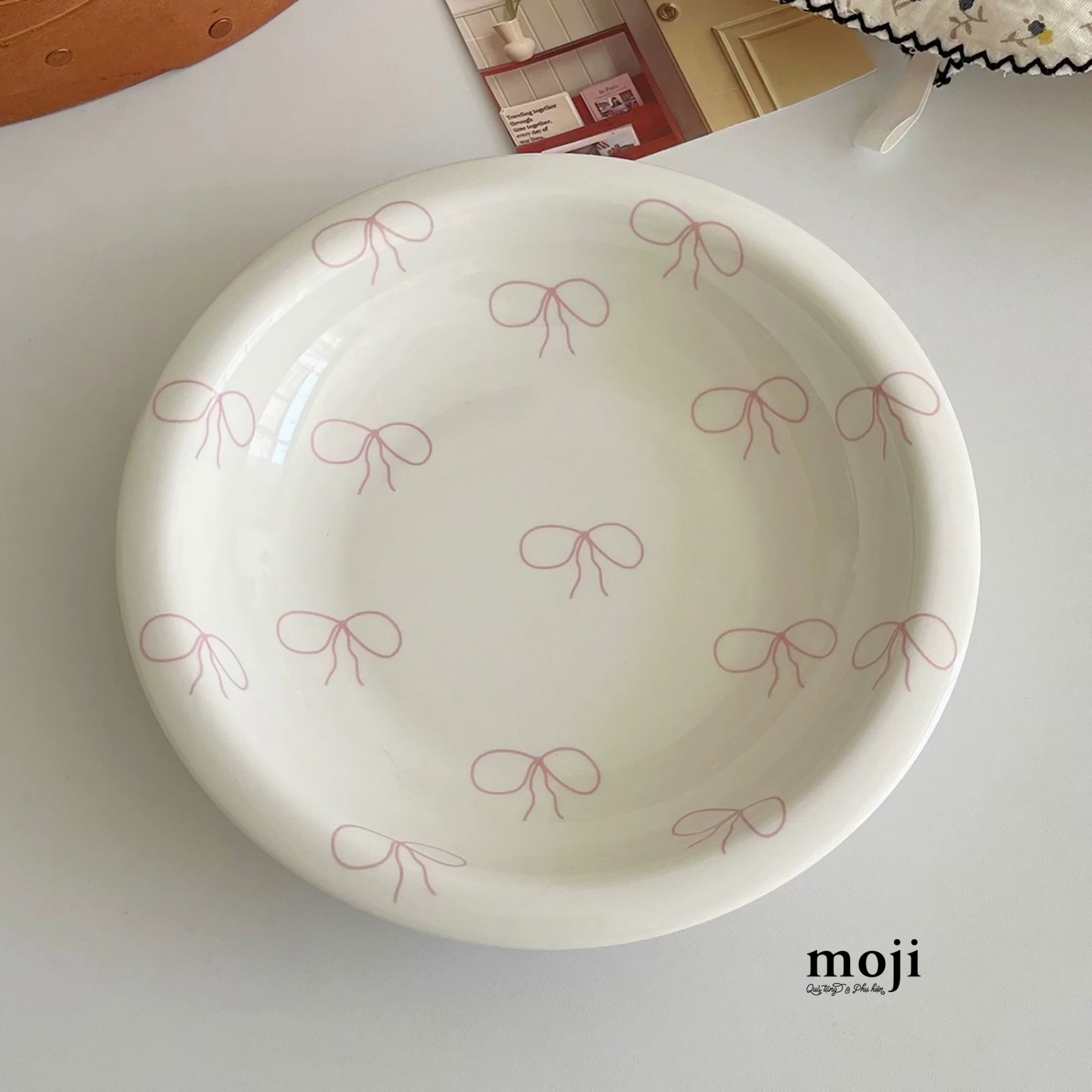 Đĩa gốm sứ Basic bow nơ dây mảnh nền màu viền nổi 18cm