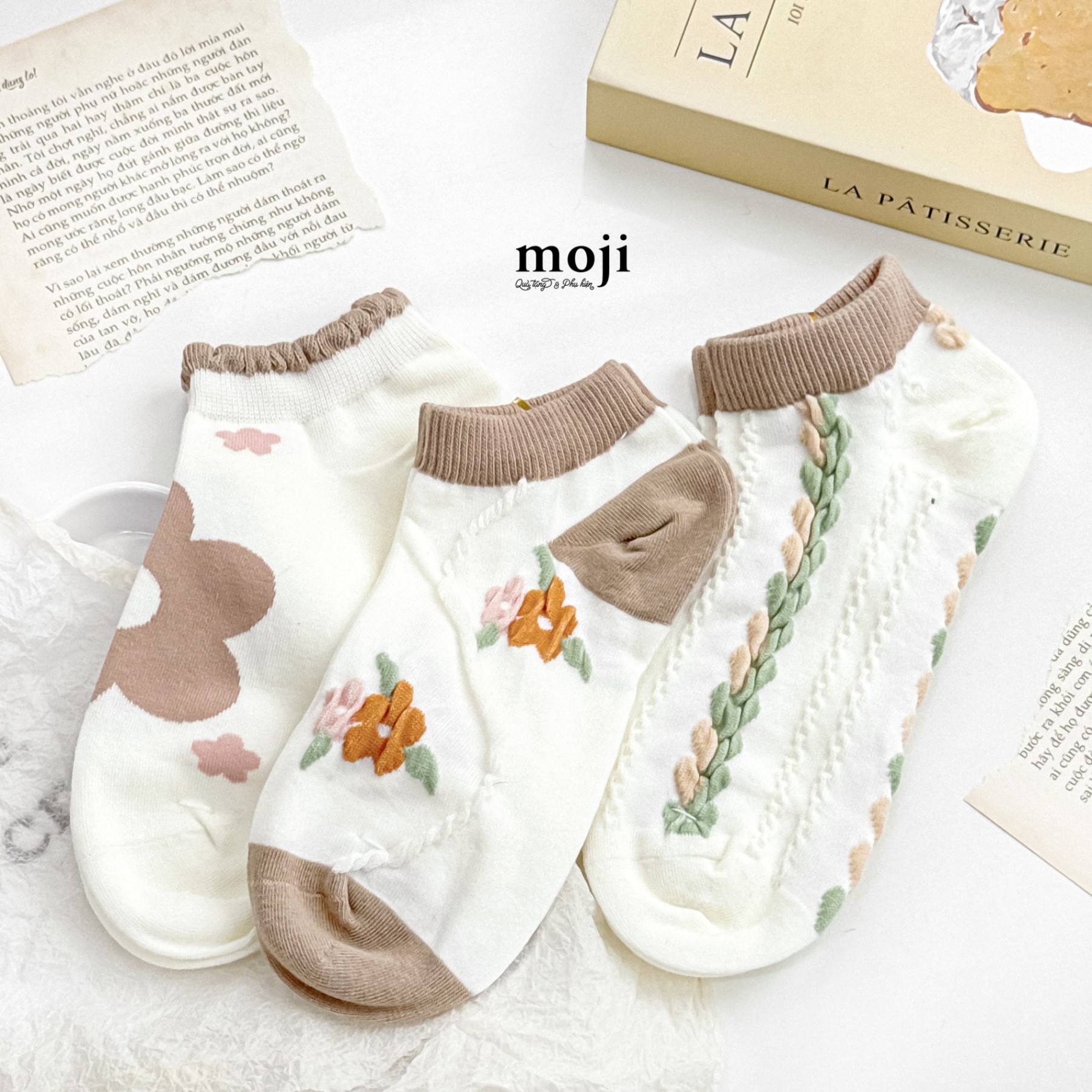 Tất vớ cổ ngắn Flower heart dây xích họa tiết dập nổi