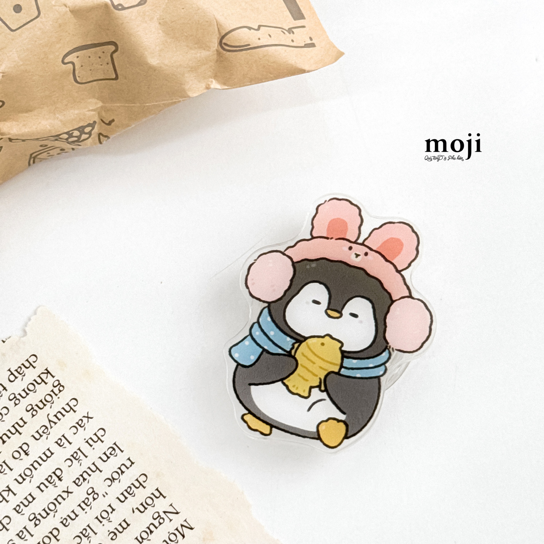 Mojipop cắt hình Penguin chim cánh cụt đeo bịt tai ăn Taiyaki bánh cá