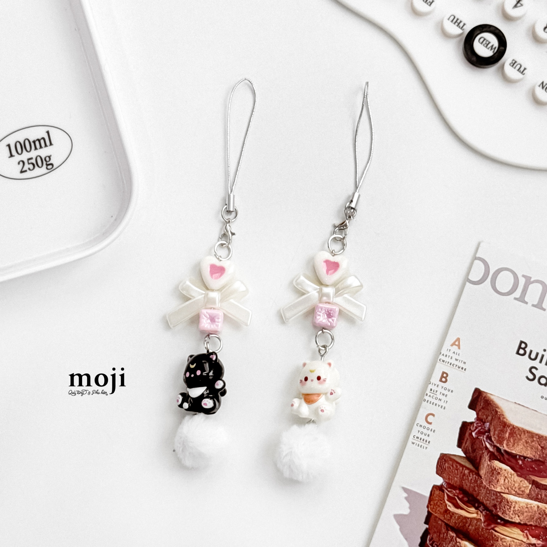 Móc đeo điện thoại Cute cat say hi heart bow nơ cục bông