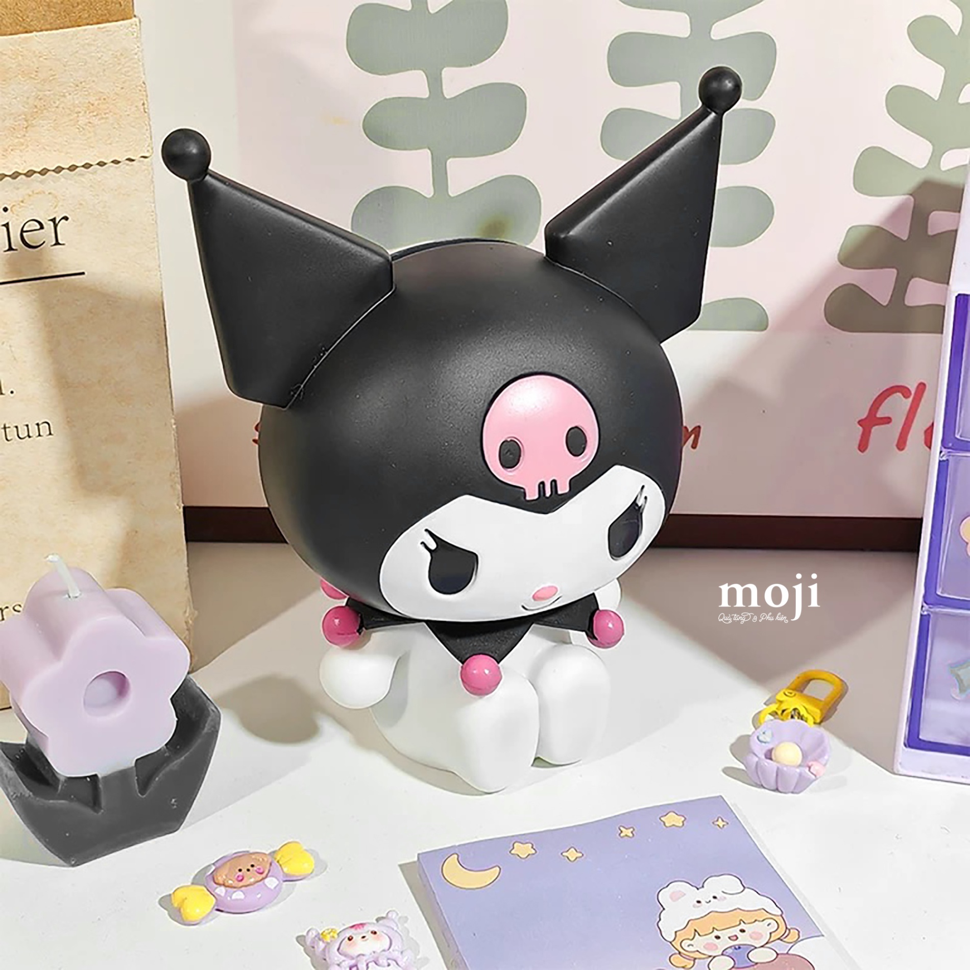 Ống tiết kiệm Sanrio family Kuromi happy face ngồi 8x13x14