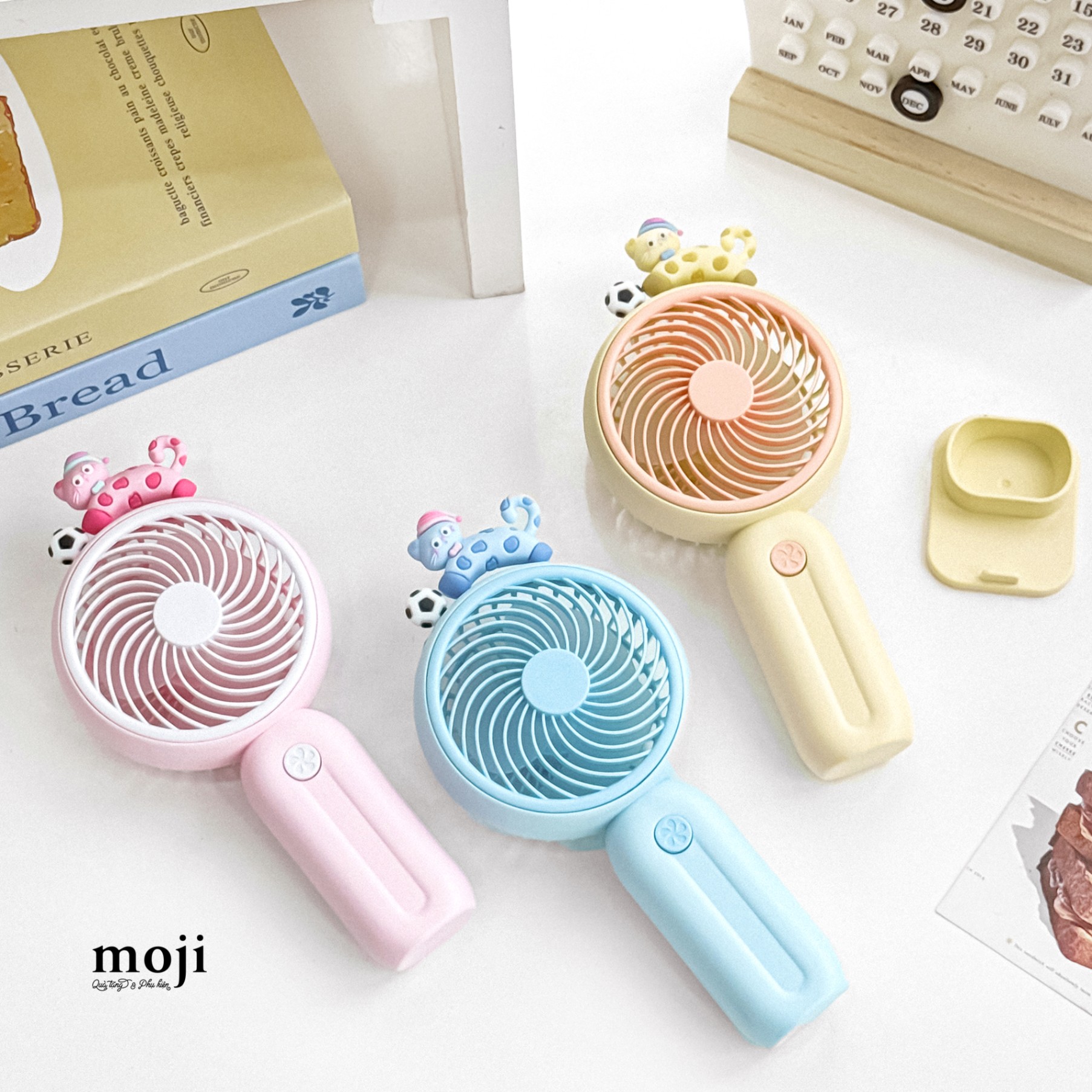 Quạt USB cầm tay sạc tích điện Colorful cat đội mũ đá bóng