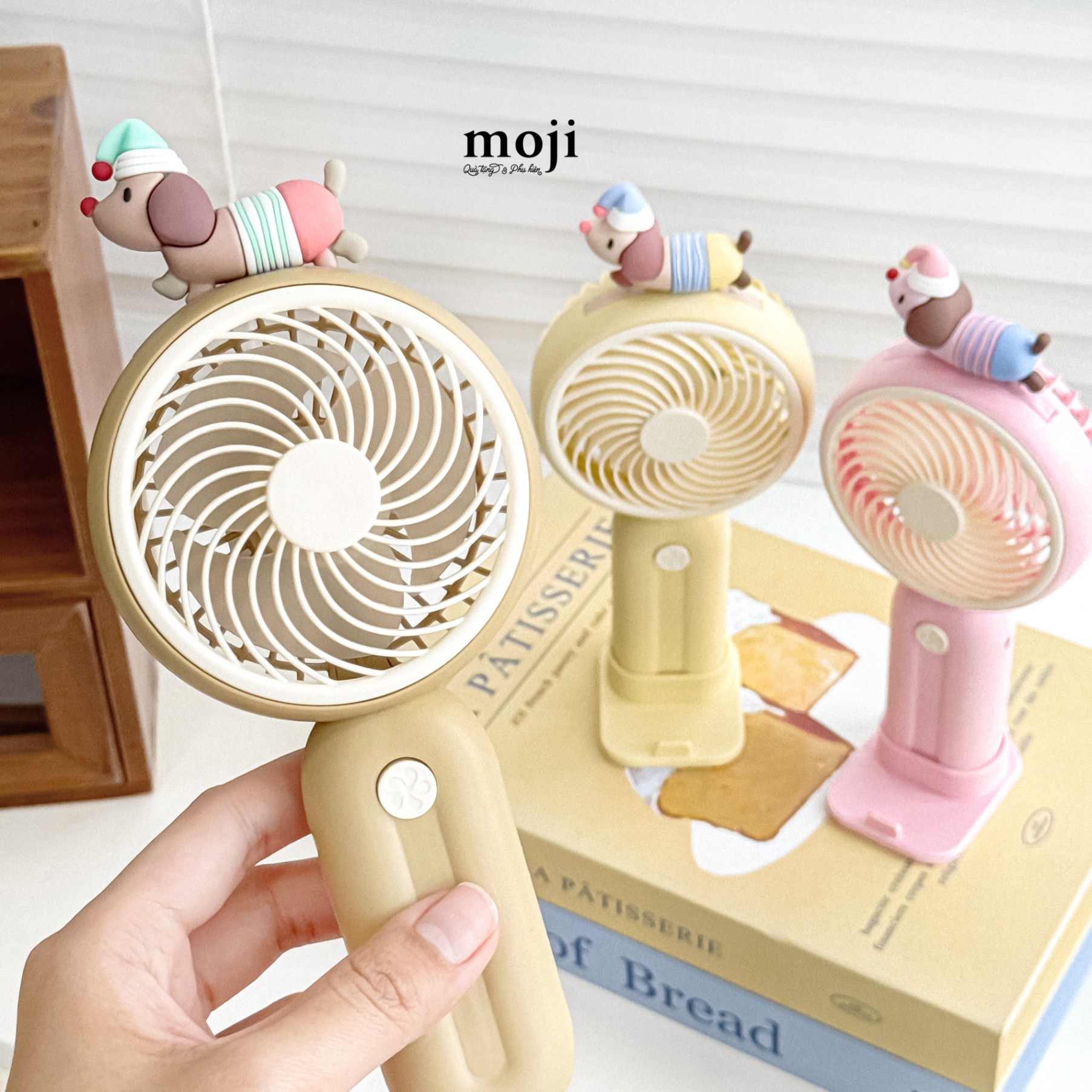 Quạt USB cầm tay sạc tích điện Dog Dachshund đội mũ áo kẻ màu sắc