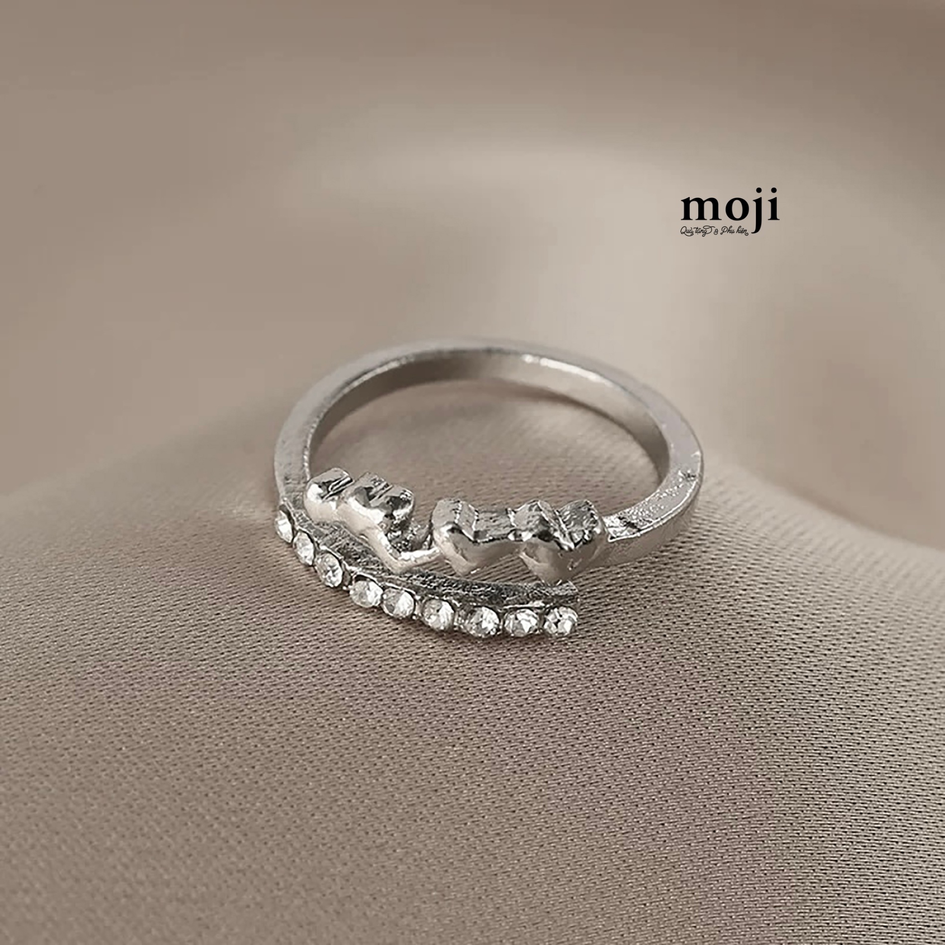 Nhẫn mạ bạc Heart trái tim đường thẳng đính đá song song