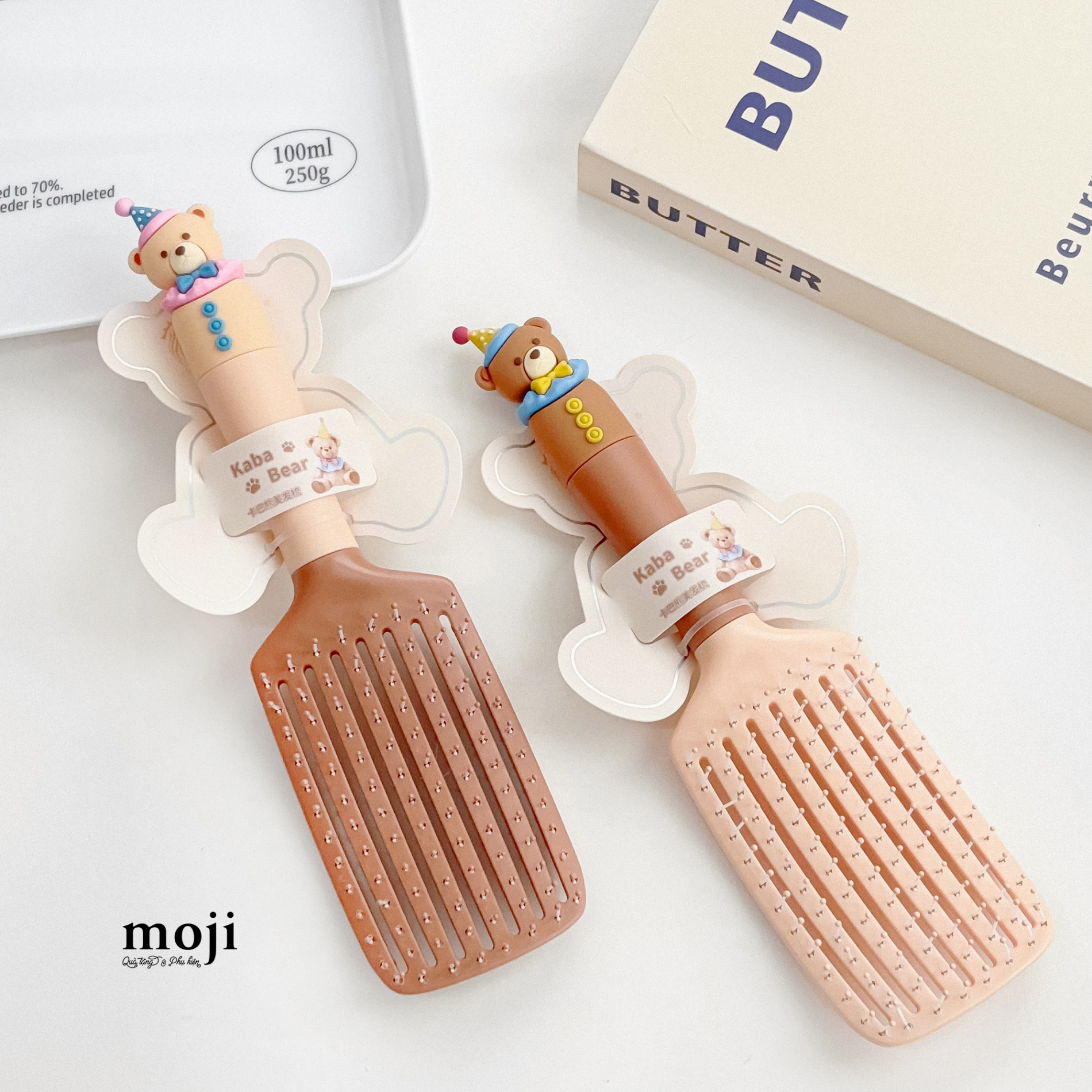 Lược đệm mát xa Baby bear đội mũ party nghiêng đầu bow nơ dáng cong