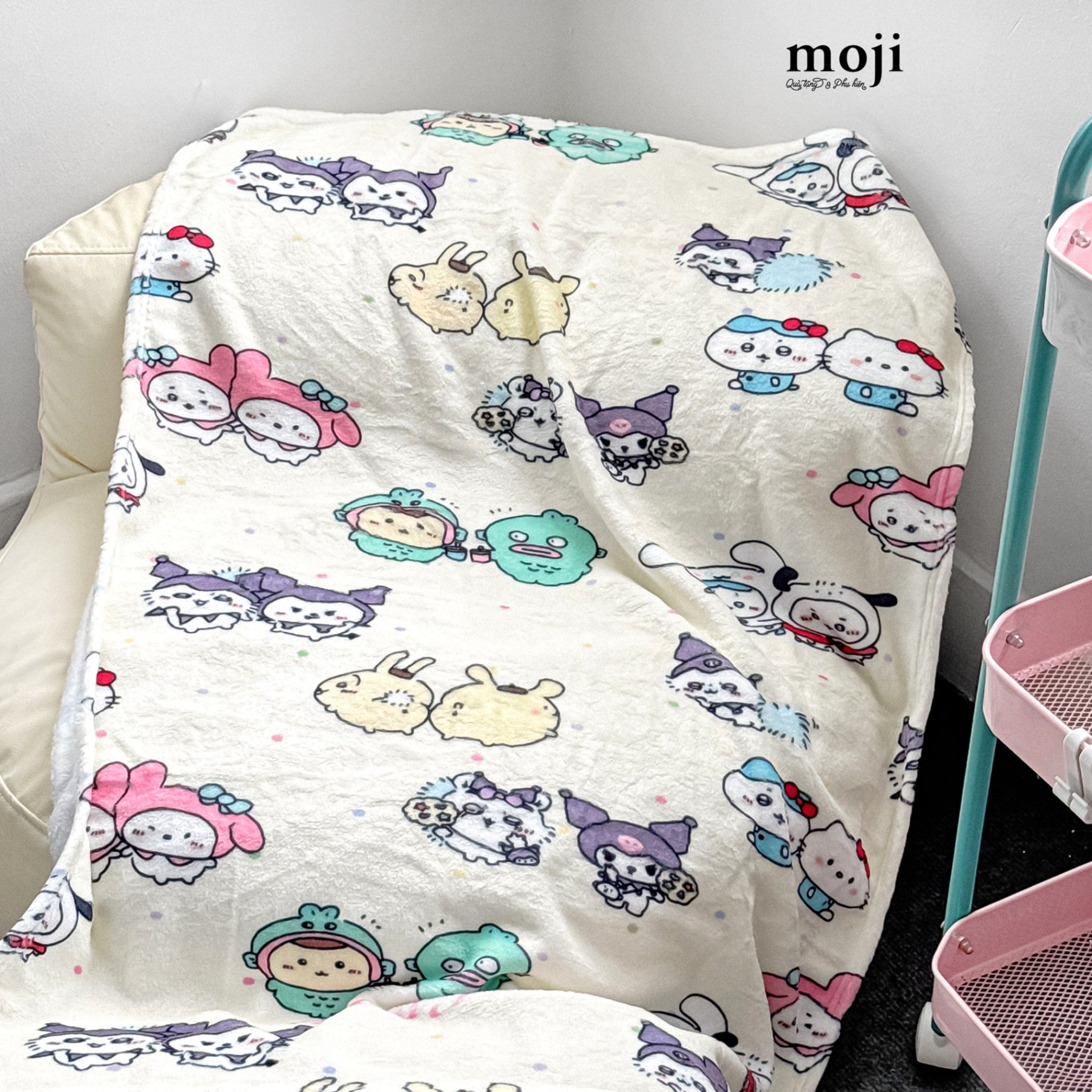 Chăn mền MJ Sanrio family and friends chấm bi màu sắc 70x100