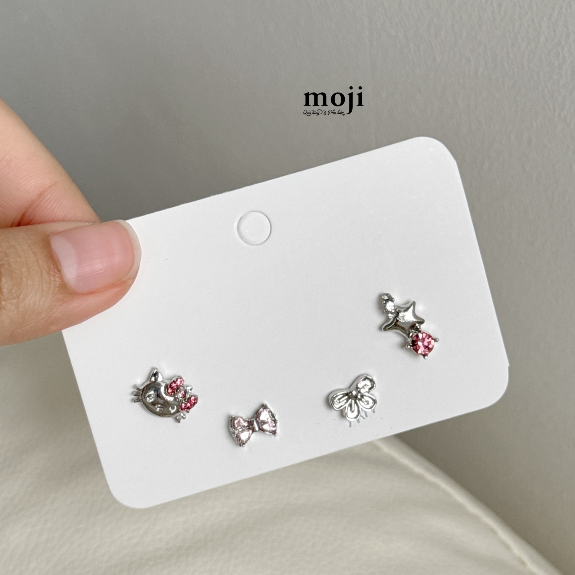 Khuyên tai set4 Sanrio family Hello Kitty face bow nơ đính đá