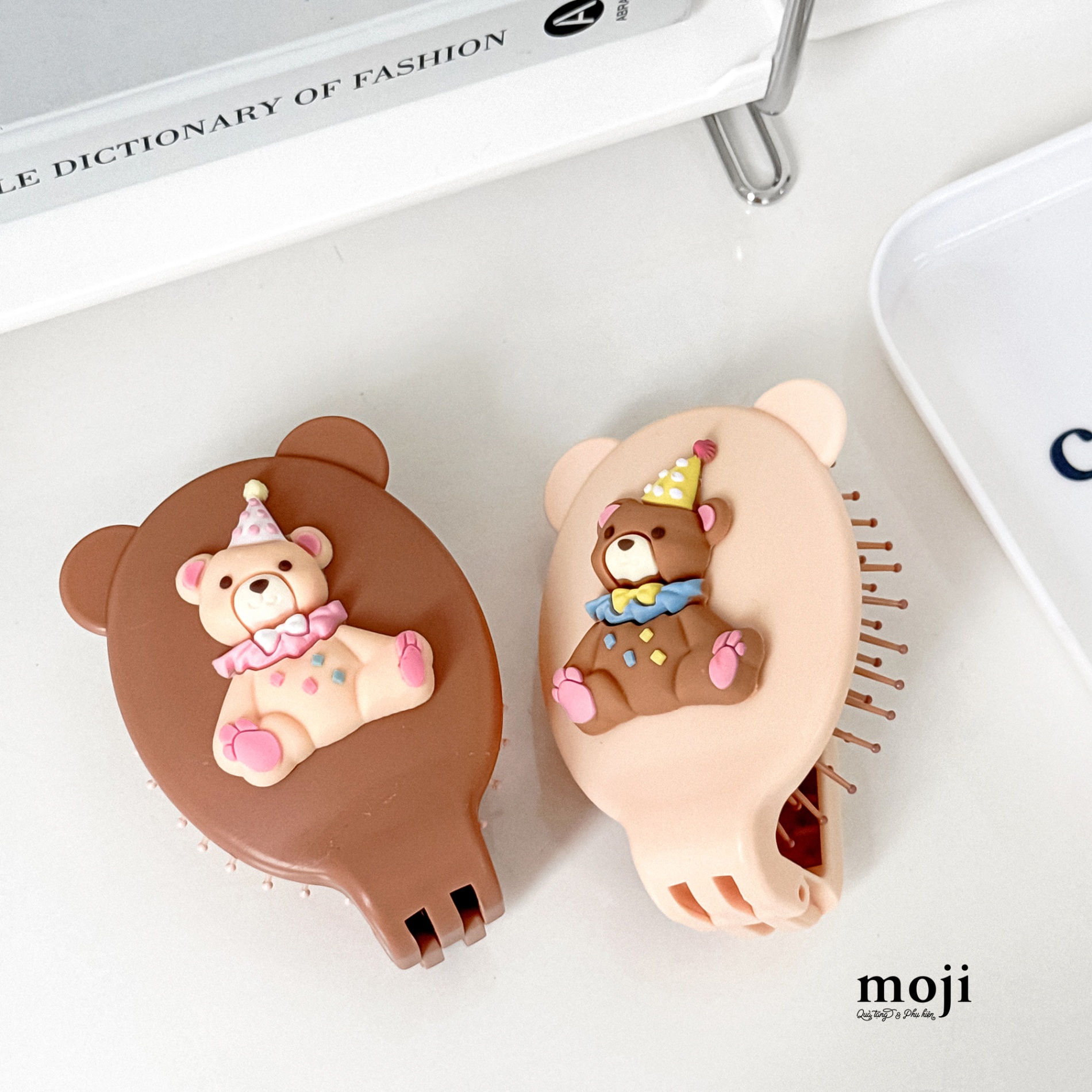 Lược đệm mát xa kèm gương Baby bear đội mũ party nghiêng đầu