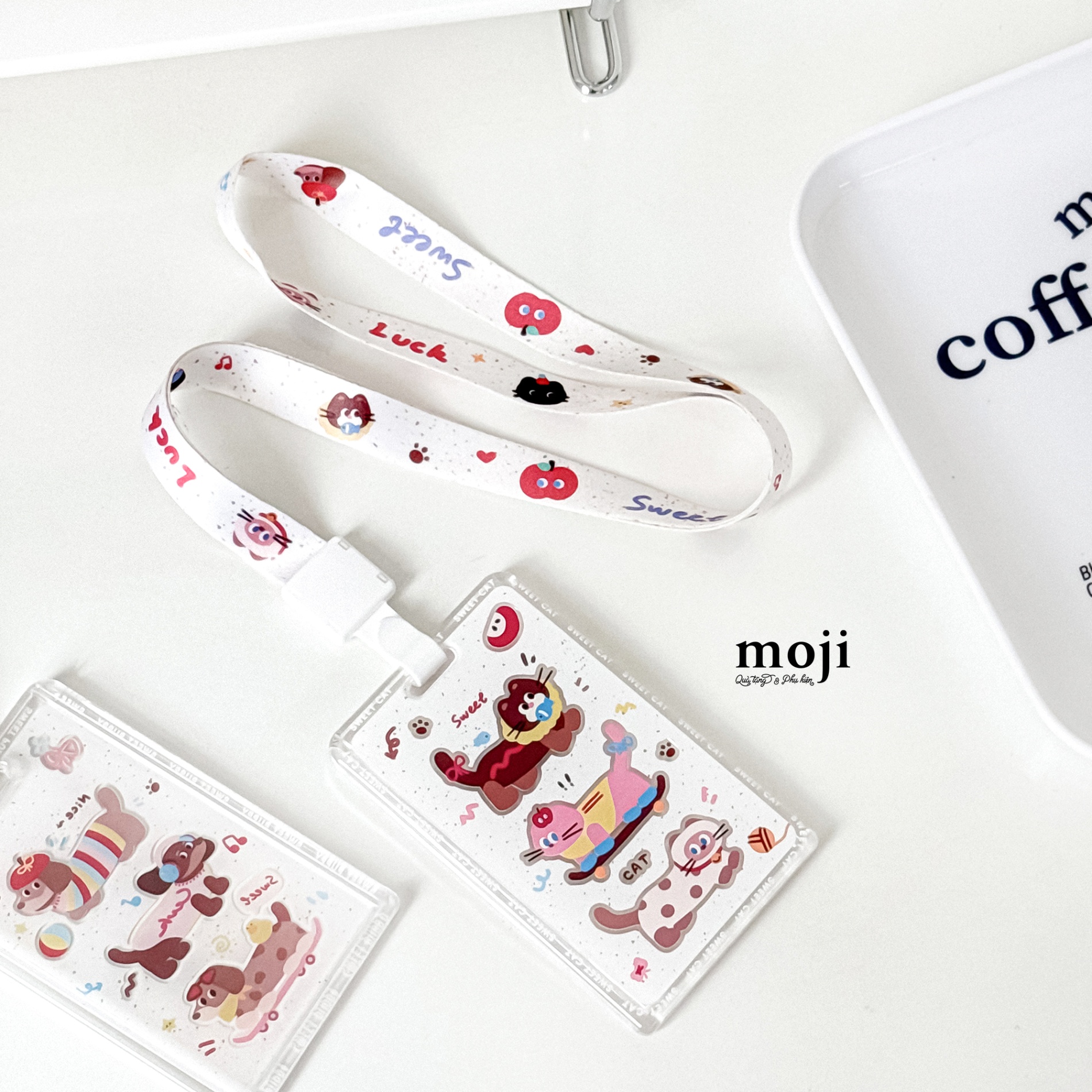 Đeo thẻ dọc Sweet cat thân dài kèm strap 6x10