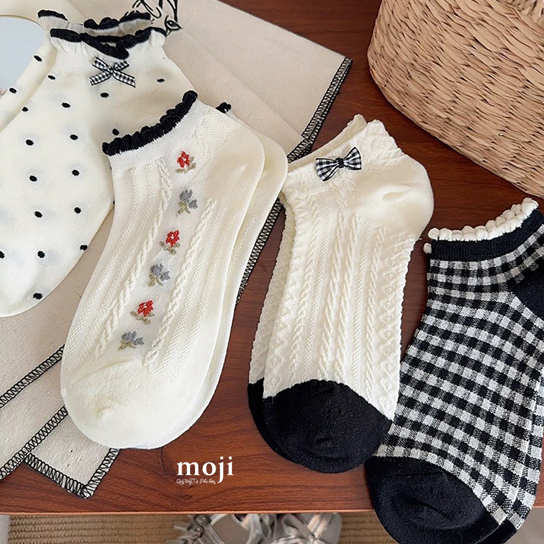 Tất vớ cổ ngắn Flower bow nơ kẻ ô họa tiết dập nổi