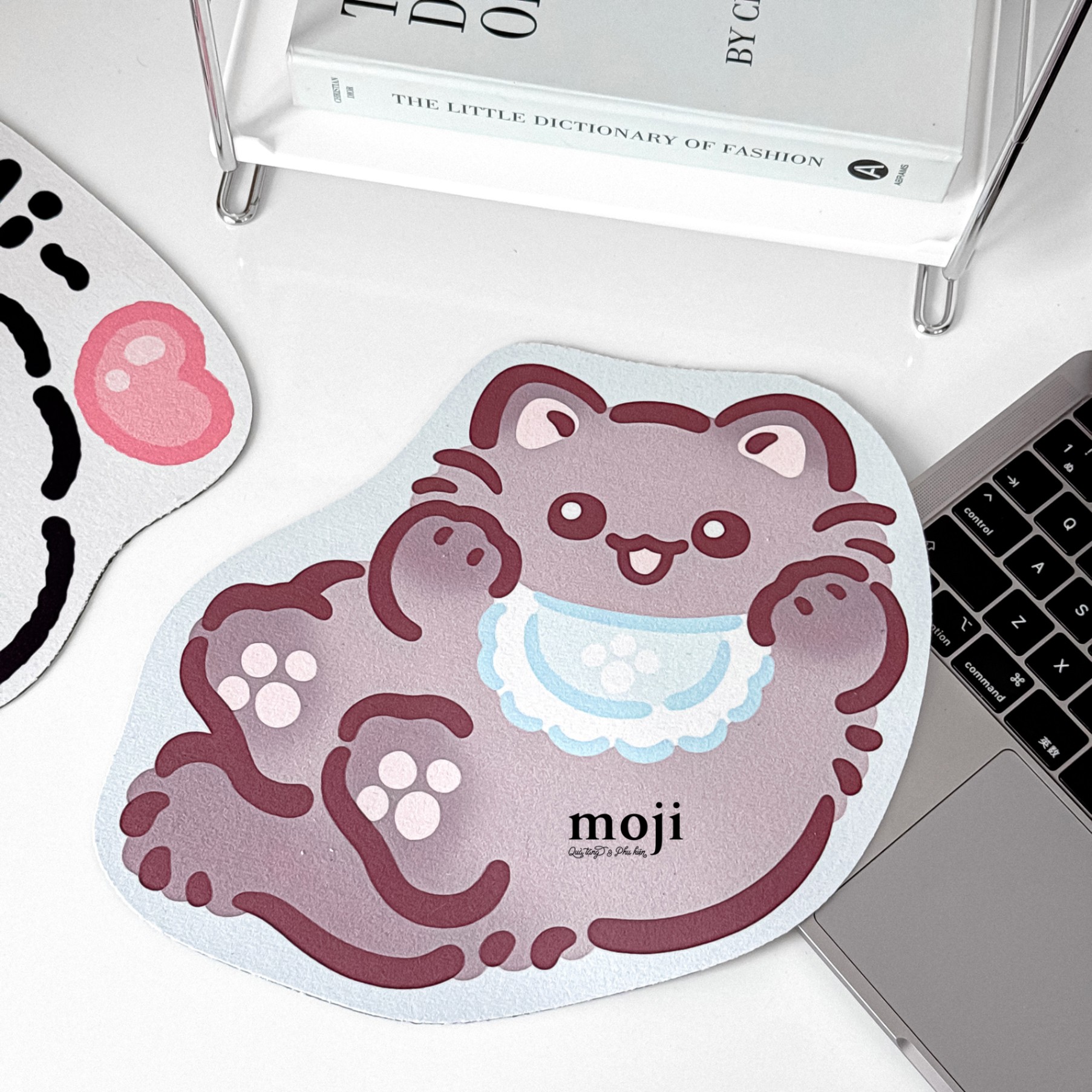Lót chuột Cute cat nằm đeo yếm paw 24x24