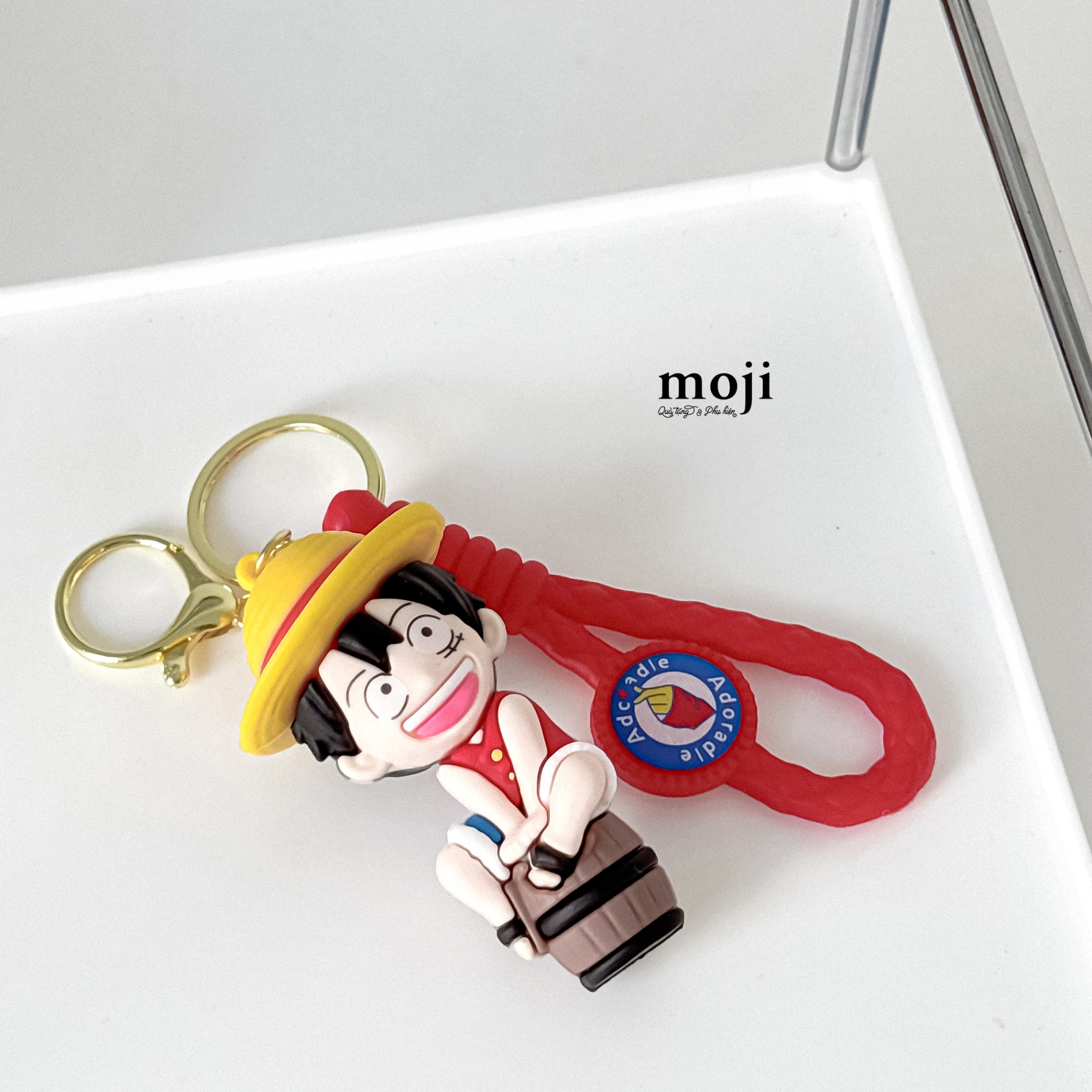 Móc khóa MJ One Piece Luffy ngồi trên thùng gỗ