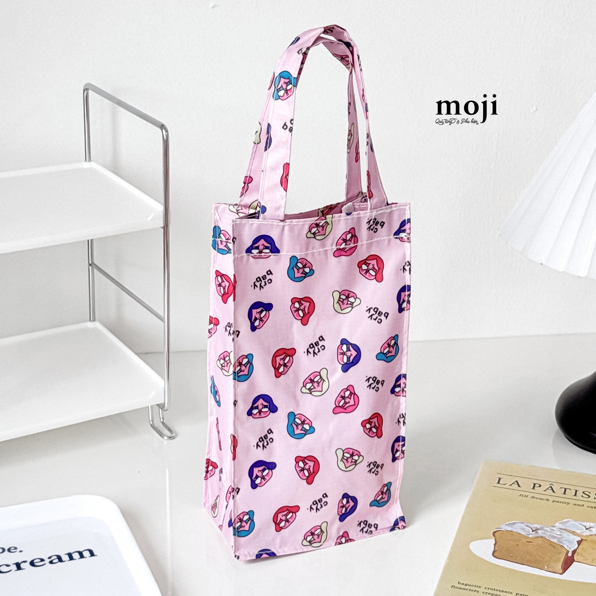 Túi đựng bình nước unoff Crybaby face nền màu 9x13x26