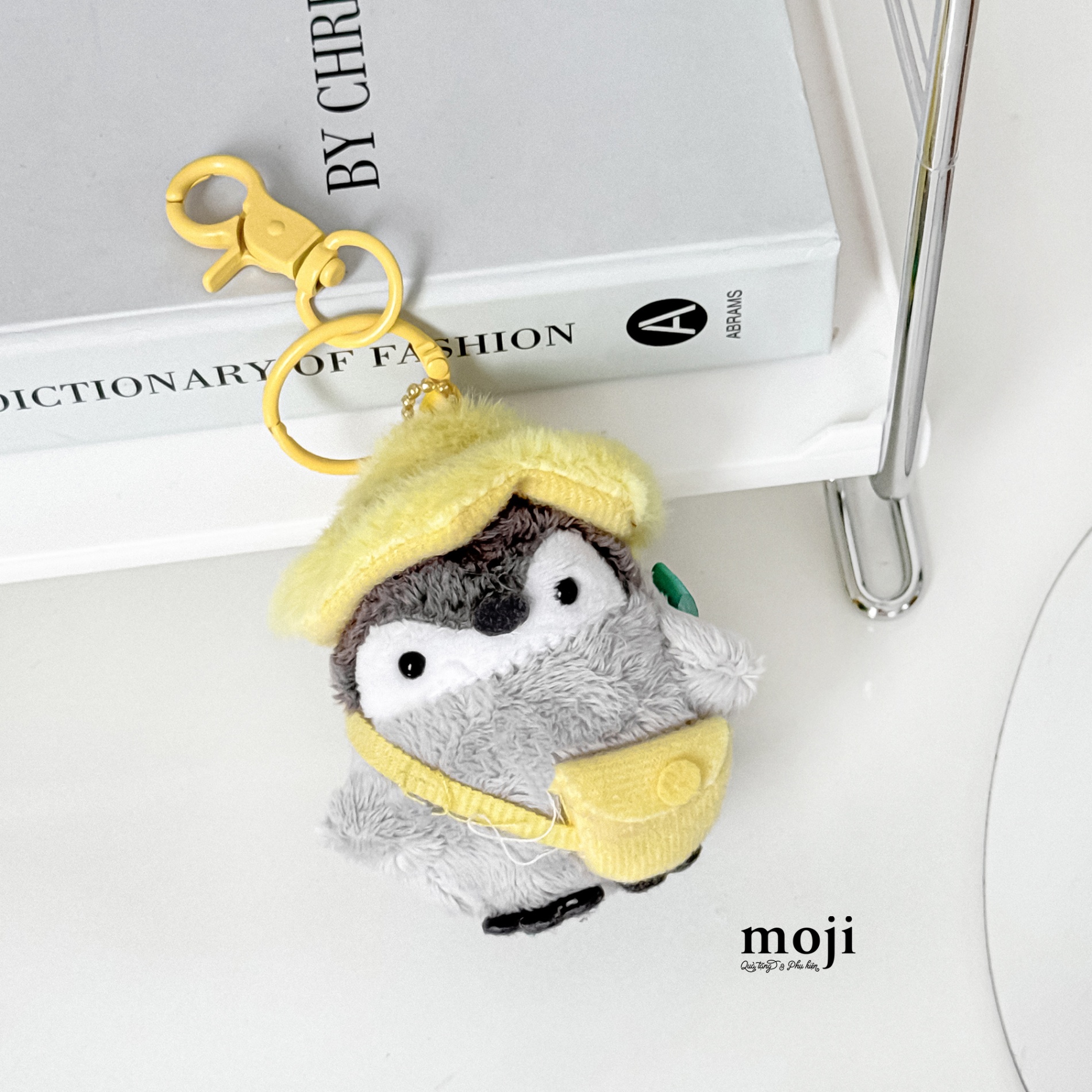 Móc khóa nhồi bông Penguin chim cánh cụt đội mũ gà đeo túi
