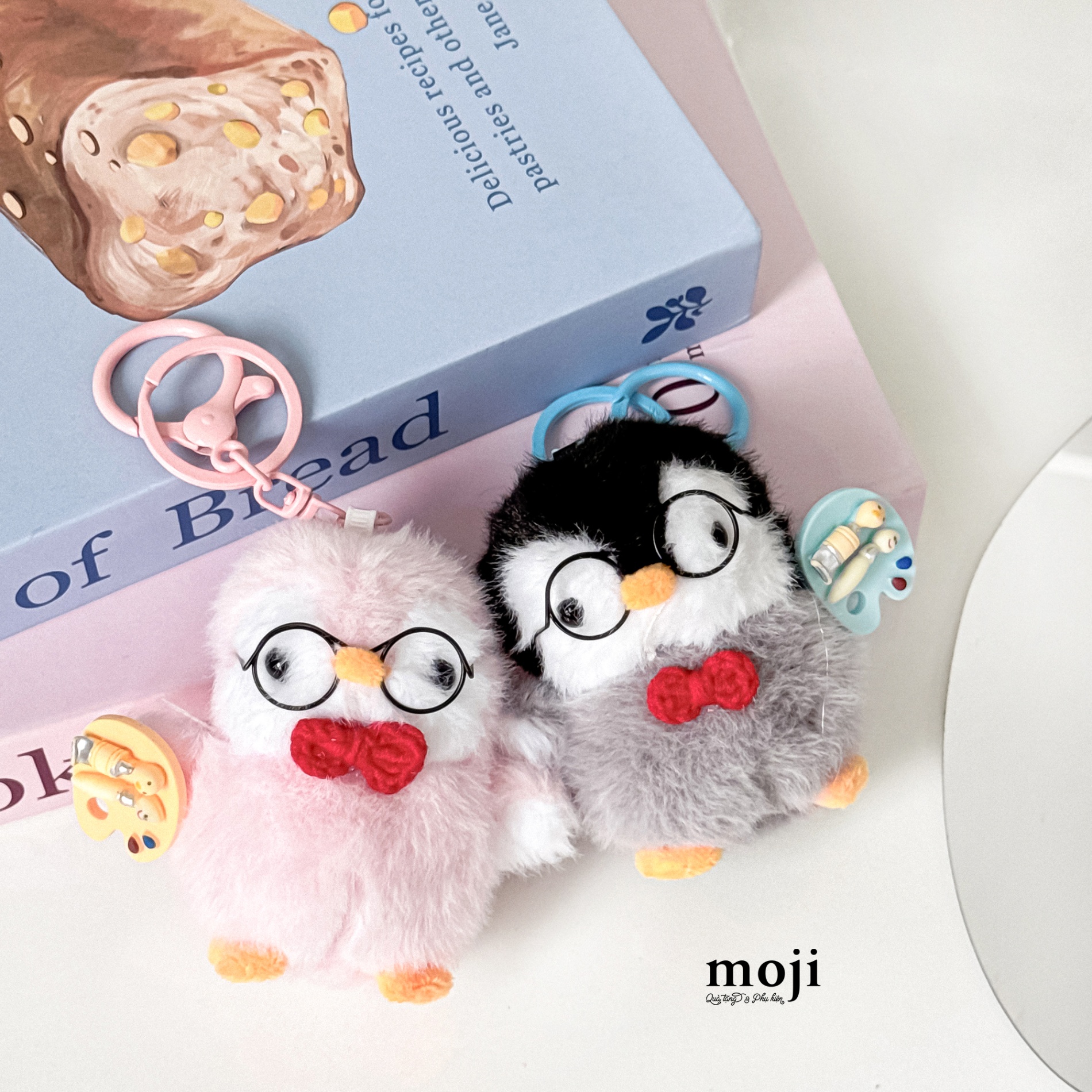 Móc khóa nhồi bông Penguin chim cánh cụt họa sĩ đeo kính