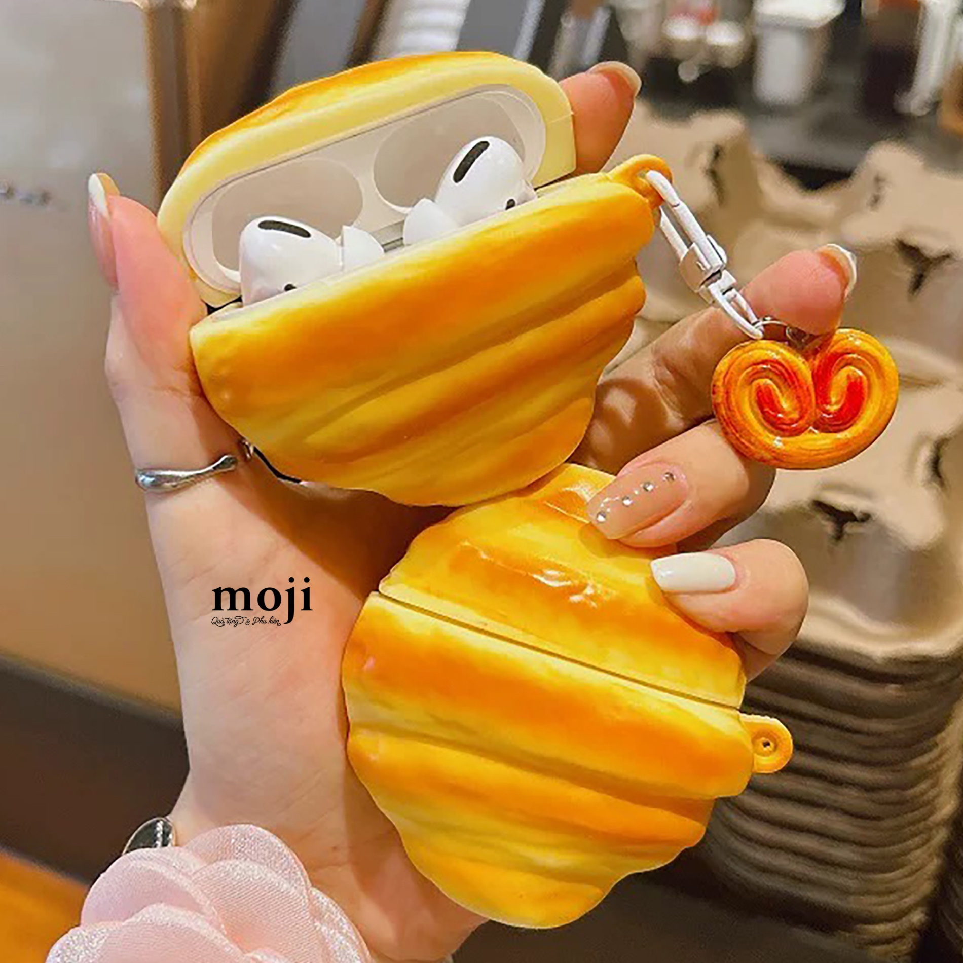 Case Airpods Croissant bánh sừng bò kèm móc